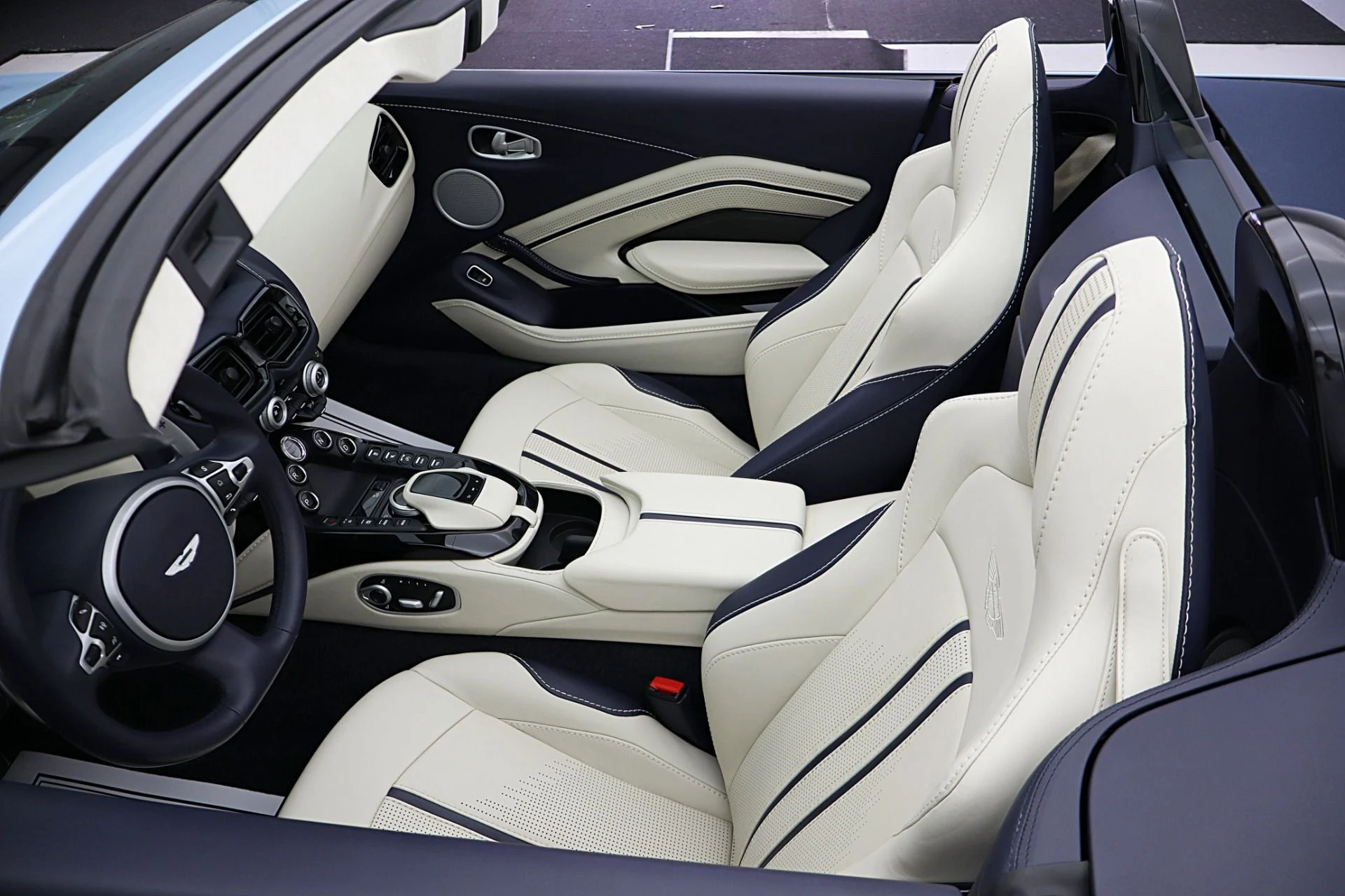 mph032_3755095199_Used_2022_Aston_Martin_Vantage_Roadster_080c64dd61