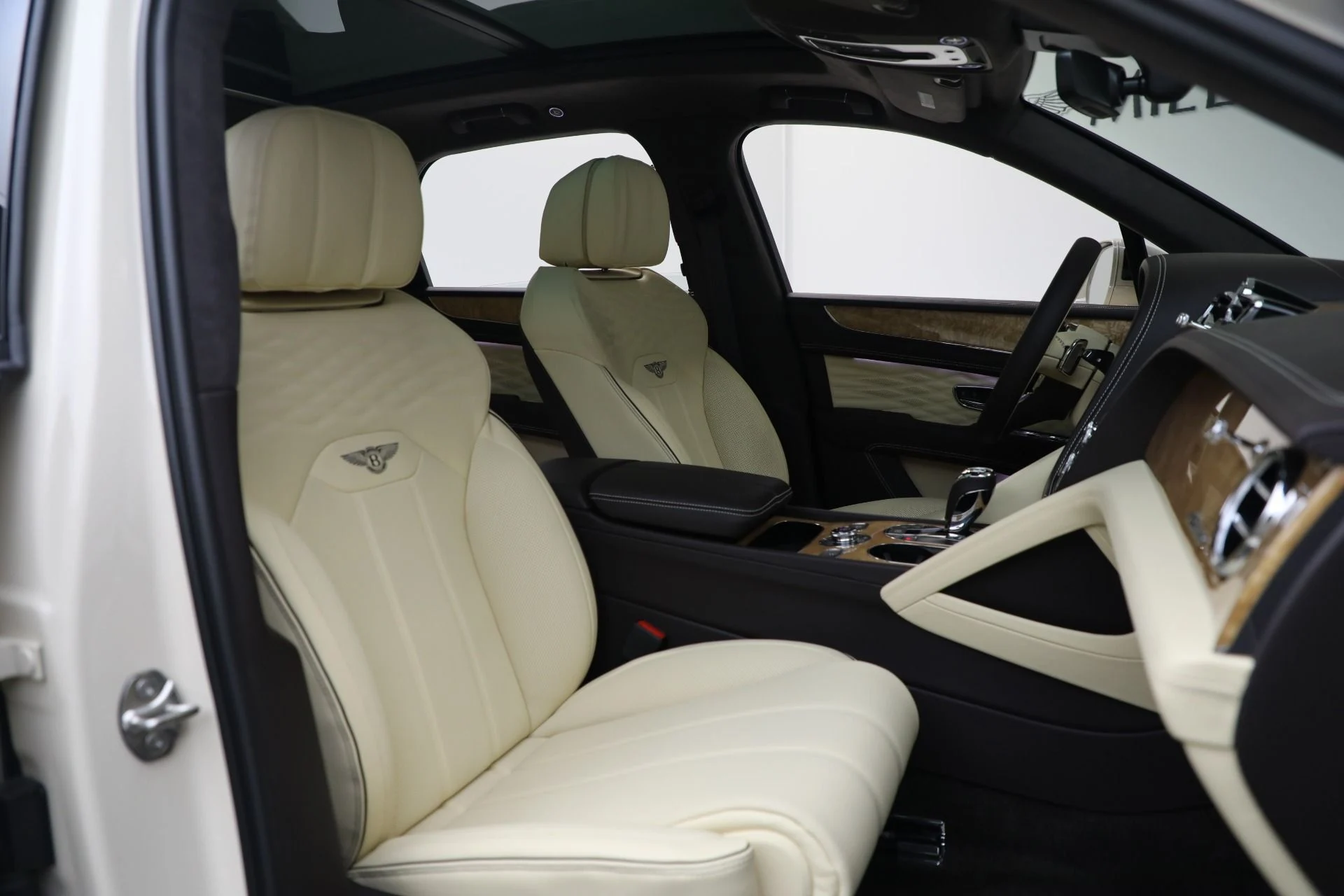 mph032_3772657204_New_2025_Bentley_Bentayga_Azure_V8_636d28292f