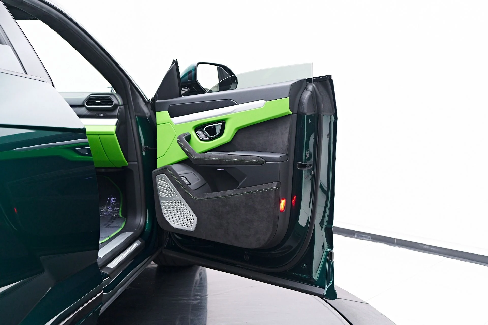 mph032_37970097_Used_2024_Lamborghini_Urus_S_1749338341_241a3d242b