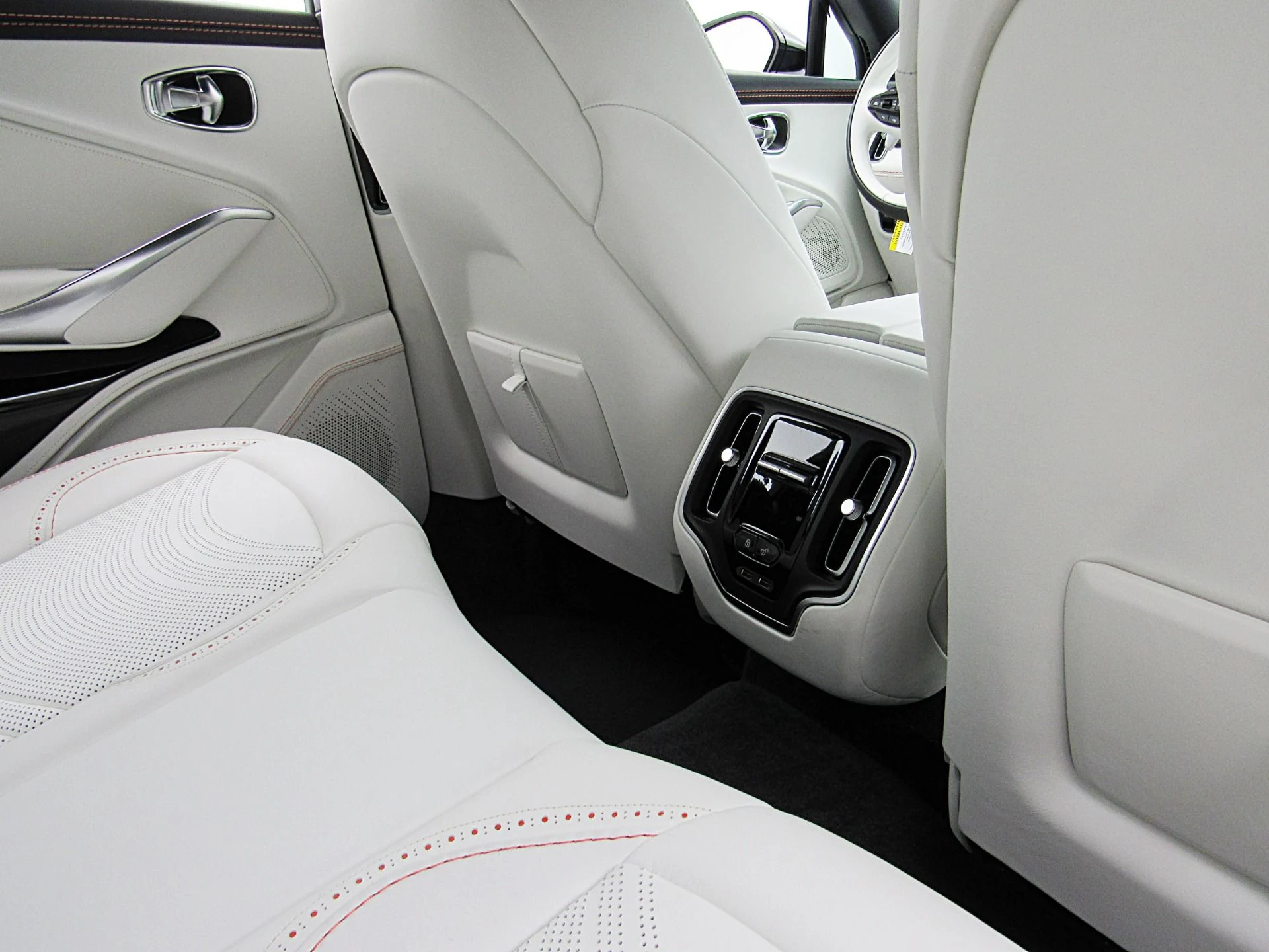 mph032_3804678175_Used_2023_Aston_Martin_DBX_707_65970b2392