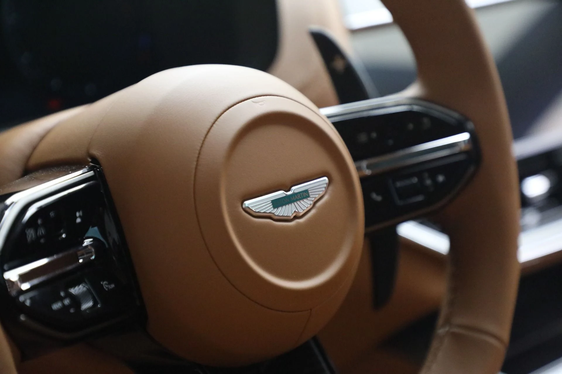 mph032_3853631594_New_2026_Aston_Martin_DBX_707_1766528371_eeb96d14b0