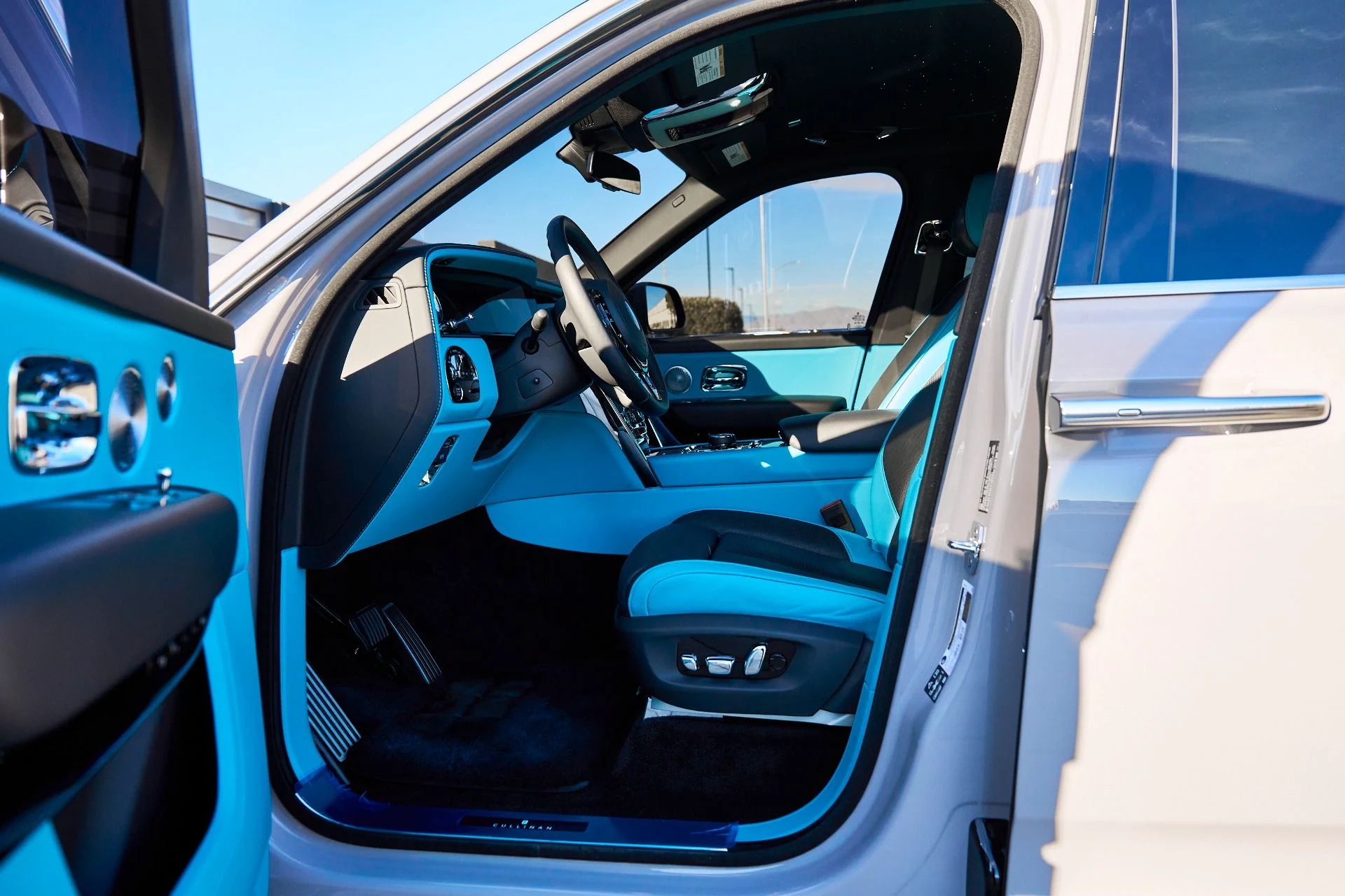 mph032_3855796815_Used_2025_Rolls_Royce_Cullinan_Base_1767668796_ec36589599