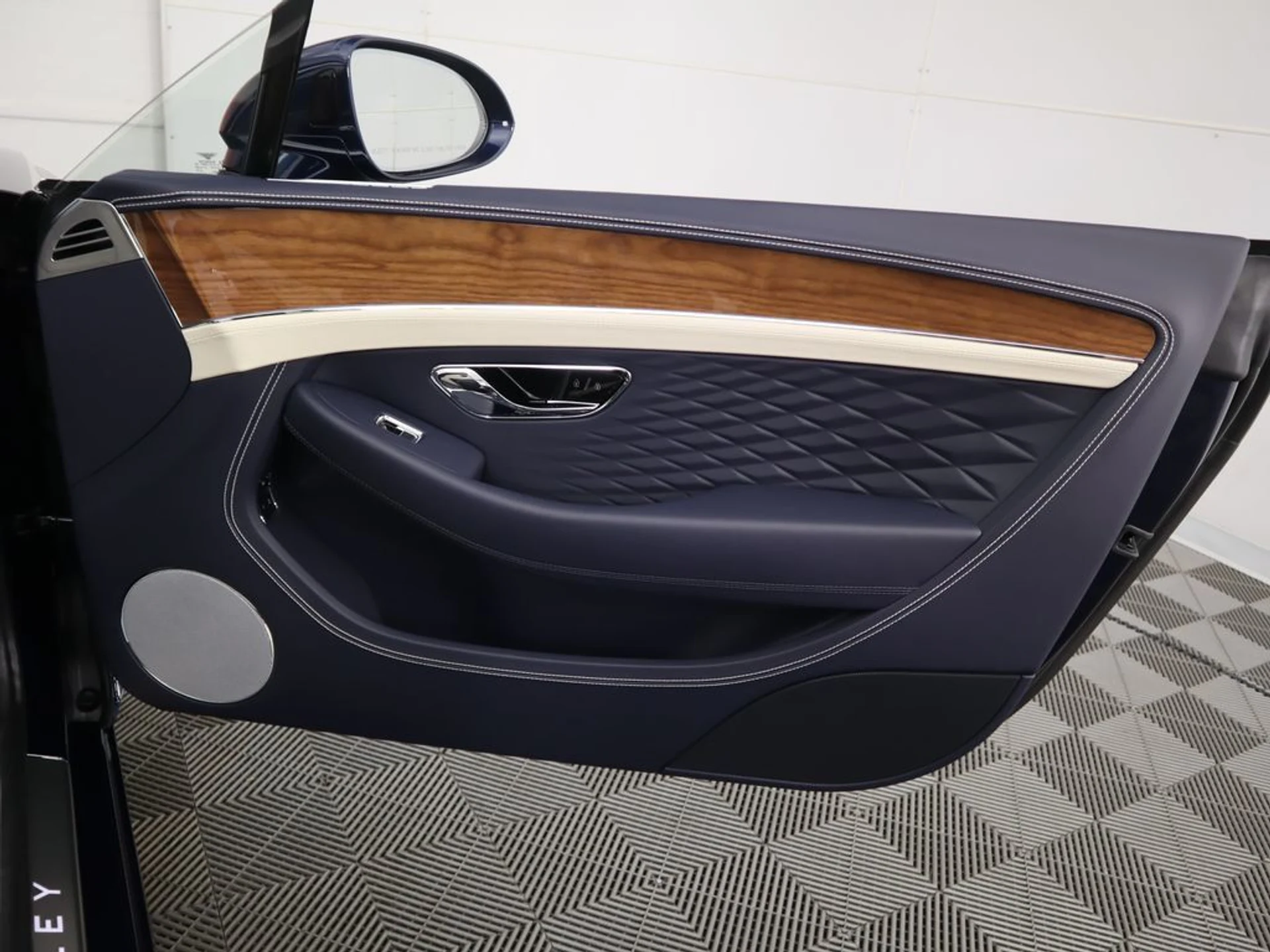 mph032_3855955383_new_2026_bentley_continental_gtc_8119_22981514_33_1024_74eeaa3289