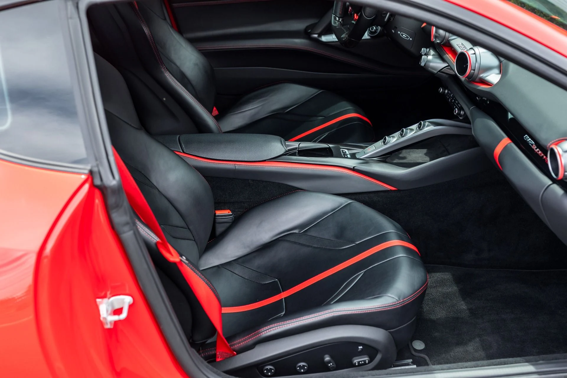 mph032_3865557624_Used_2019_Ferrari_812_Superfast_1744740804_0dde1af0b1