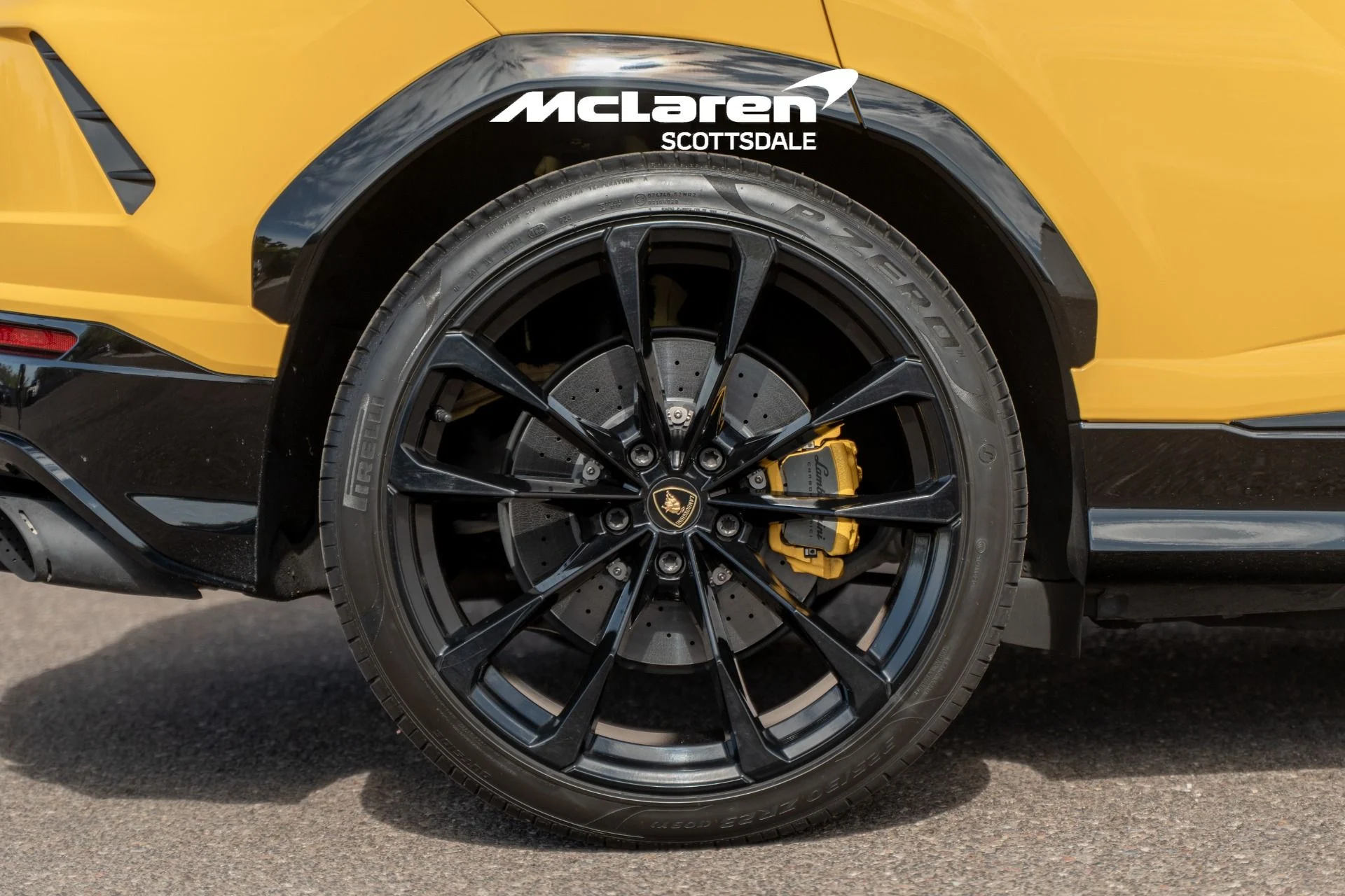 mph032_3870180122_Used_2021_LAMBORGHINI_URUS_1775537131_ed6a907bb9