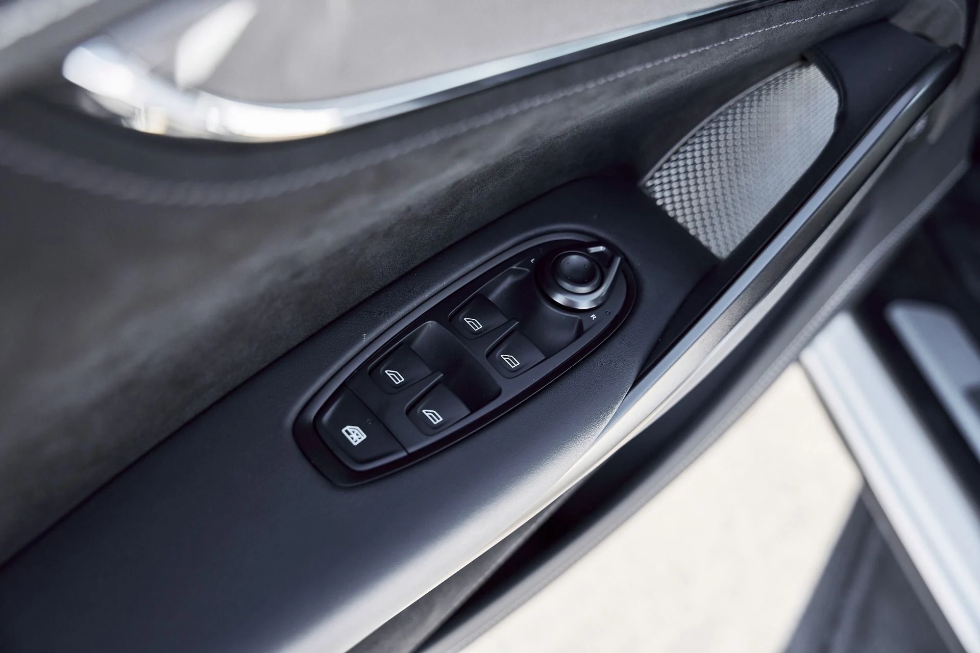 mph032_3922517473_Used_2025_Aston_Martin_DBX_707_1767063180_04aa139ce6