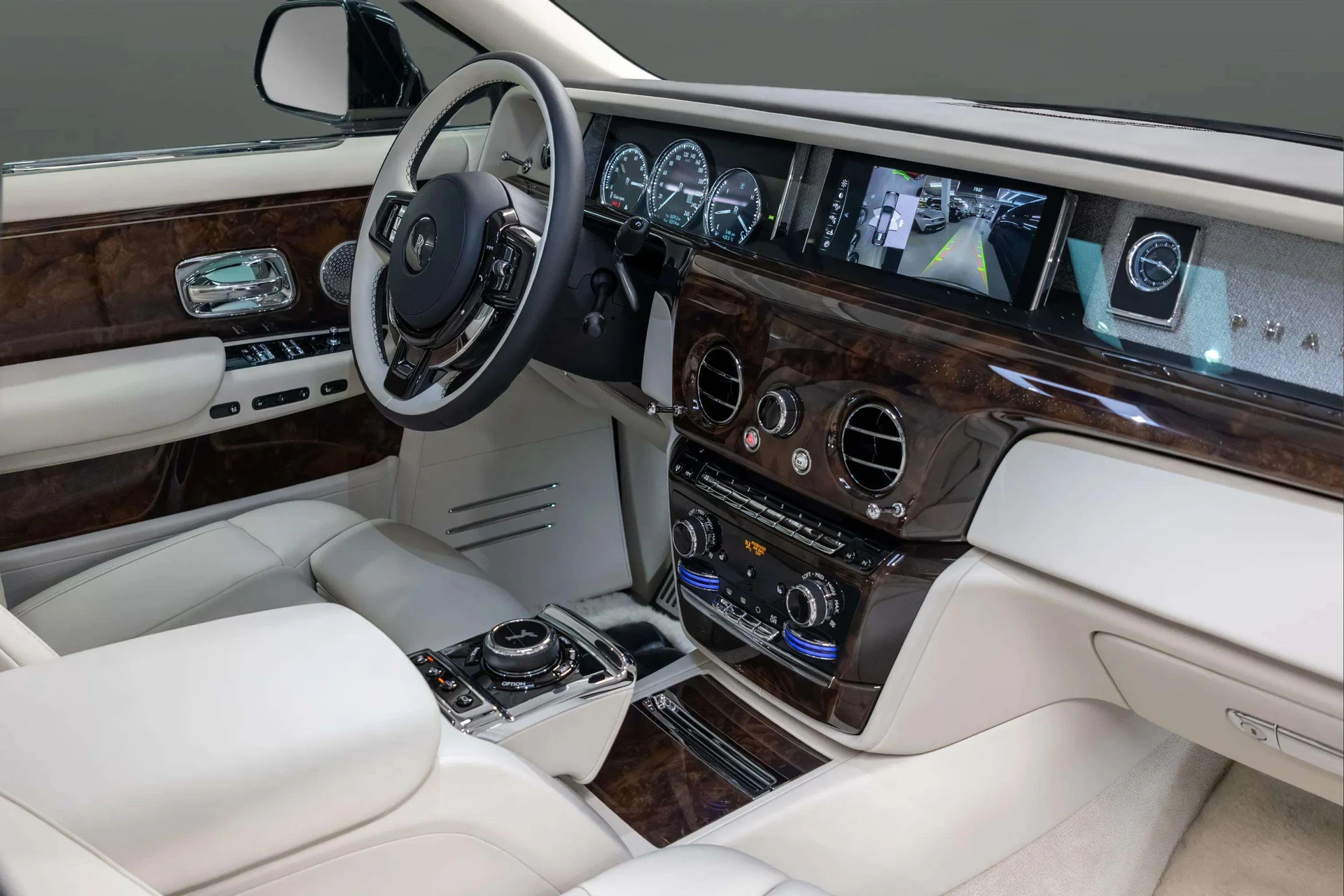 mph032_3934666285_49ef3204_f9e8_4483_8644_1aa23813861c_202420_Rolls_Royce20_Phantom20_Extended20_Wheelbase2028_SCATT_8_C02_RU_22331429_33_6d93e43179