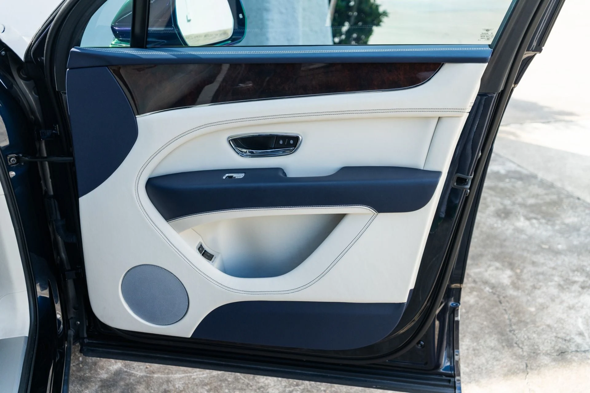 mph032_3935570491_Used_2024_Bentley_Bentayga_V8_1761672305_fec267be59