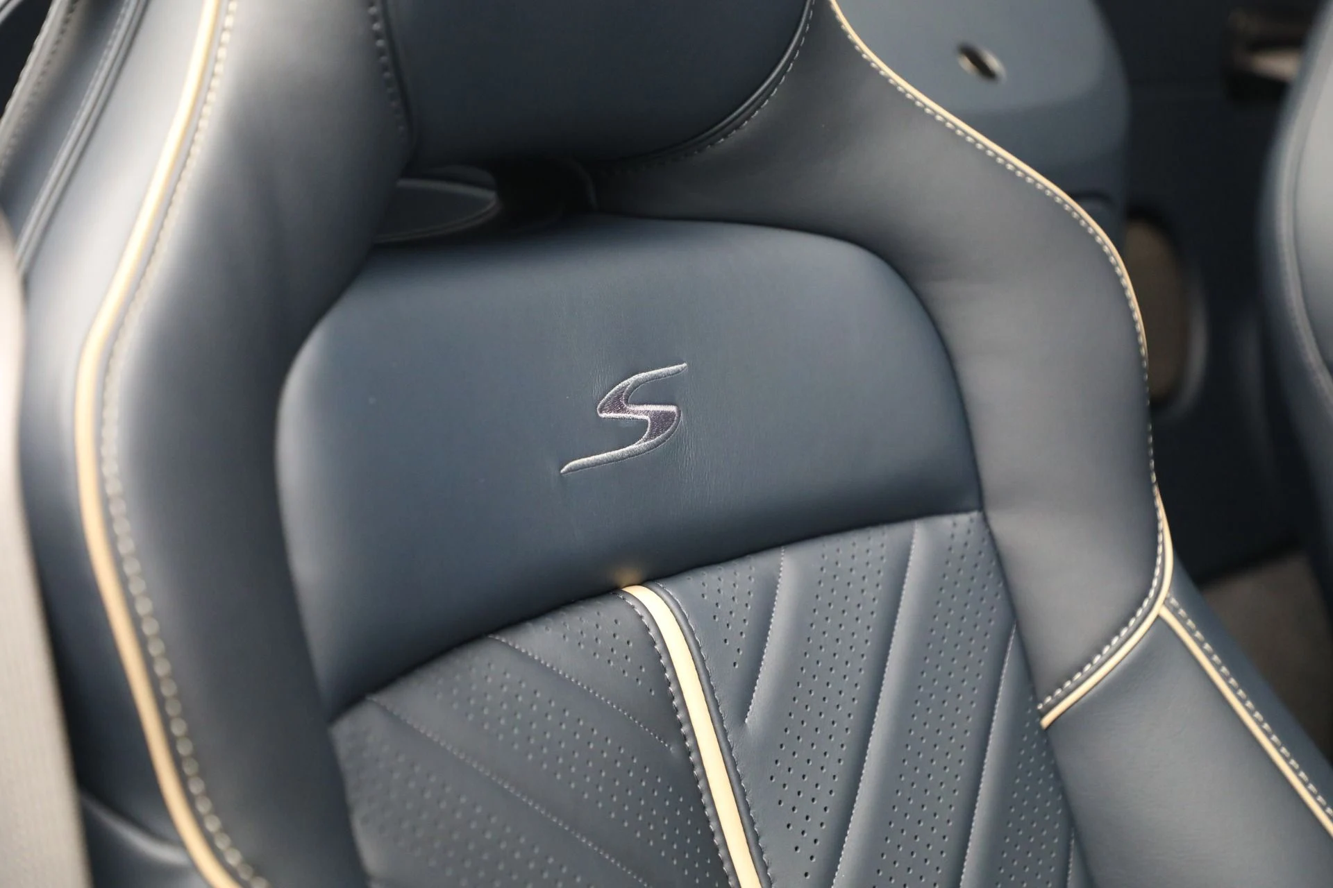 mph032_39361443_New_2026_Aston_Martin_Vantage_S_Roadster_1787407546_6999aa61a5