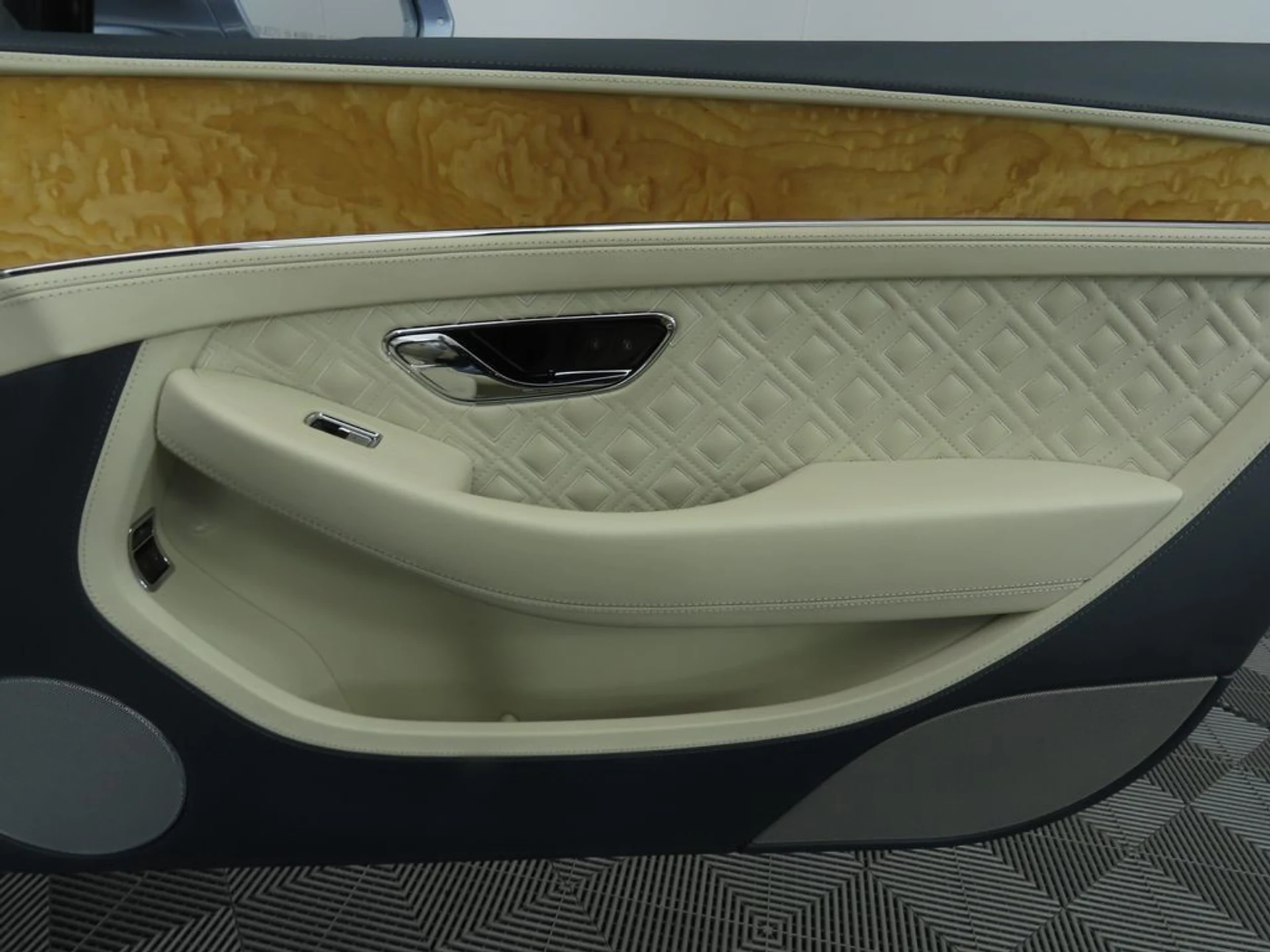 mph032_3973661558_used_2020_bentley_continental_gtv8firsteditionconvertible_8119_22986550_33_1024_2efac4e8cd