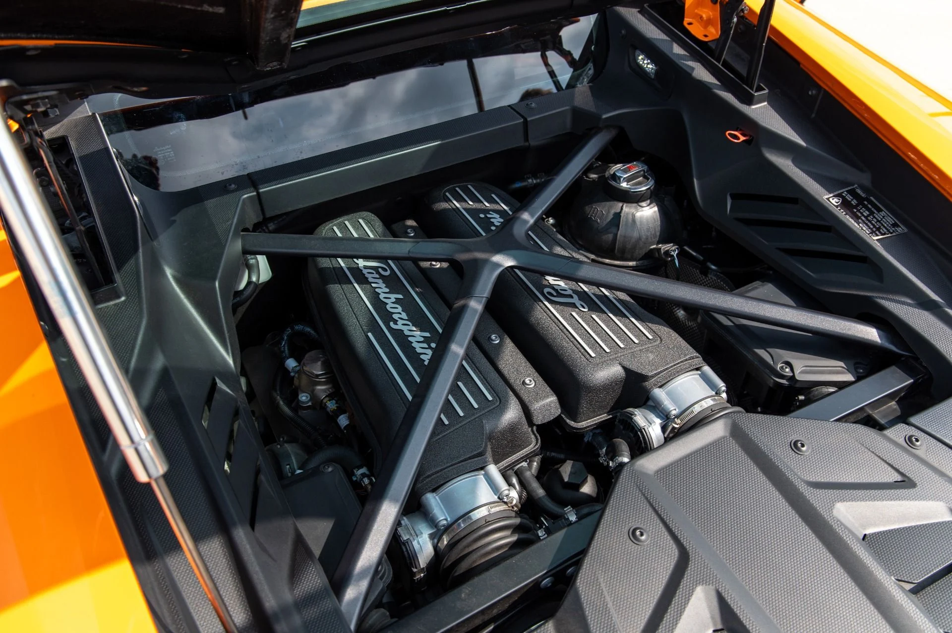 mph032_3995894455_Used_2021_Lamborghini_Huracan_EVO_1753824342_6c975be91d