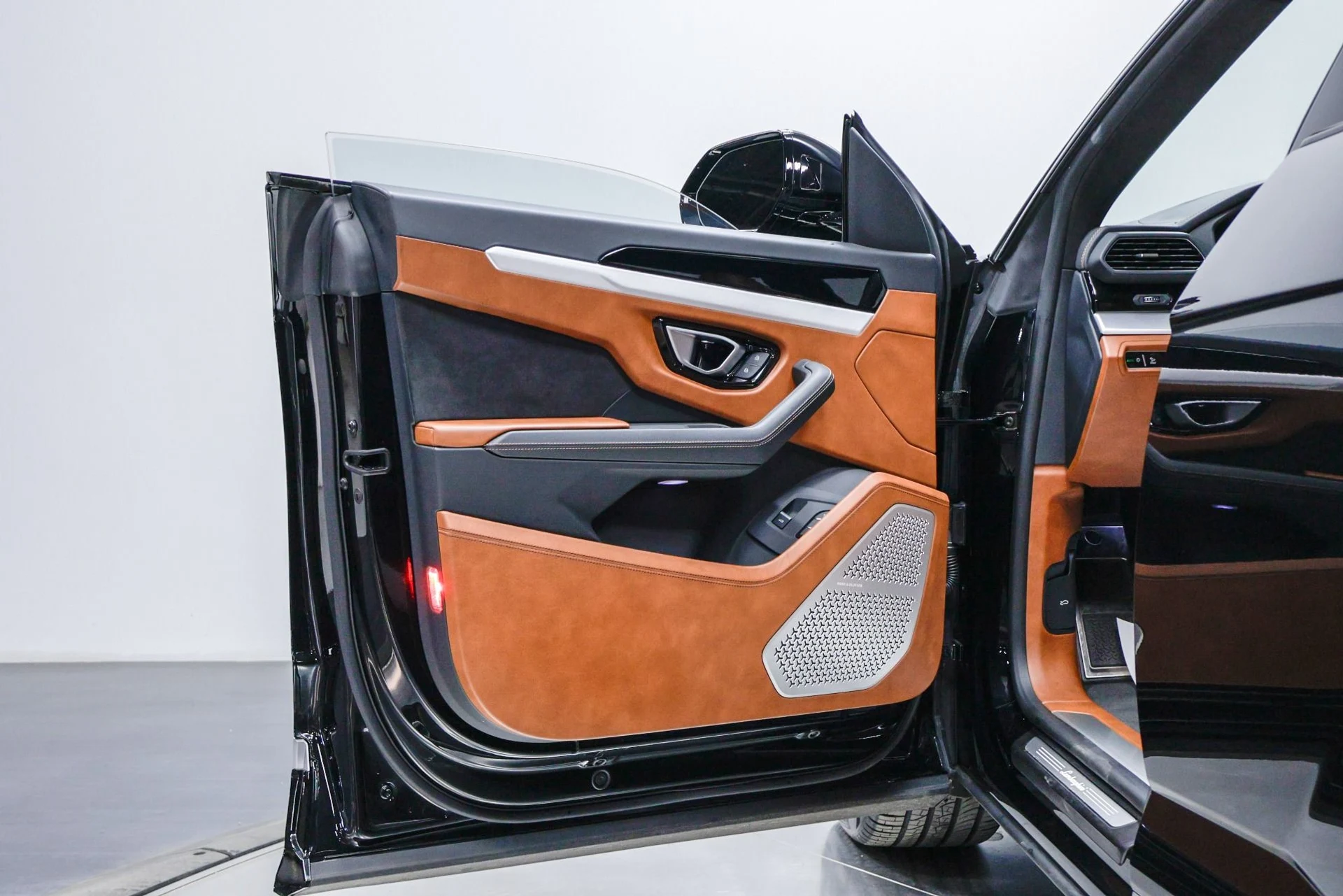 mph032_4085344782_Used_2019_Lamborghini_Urus_1760386129_38b0553332