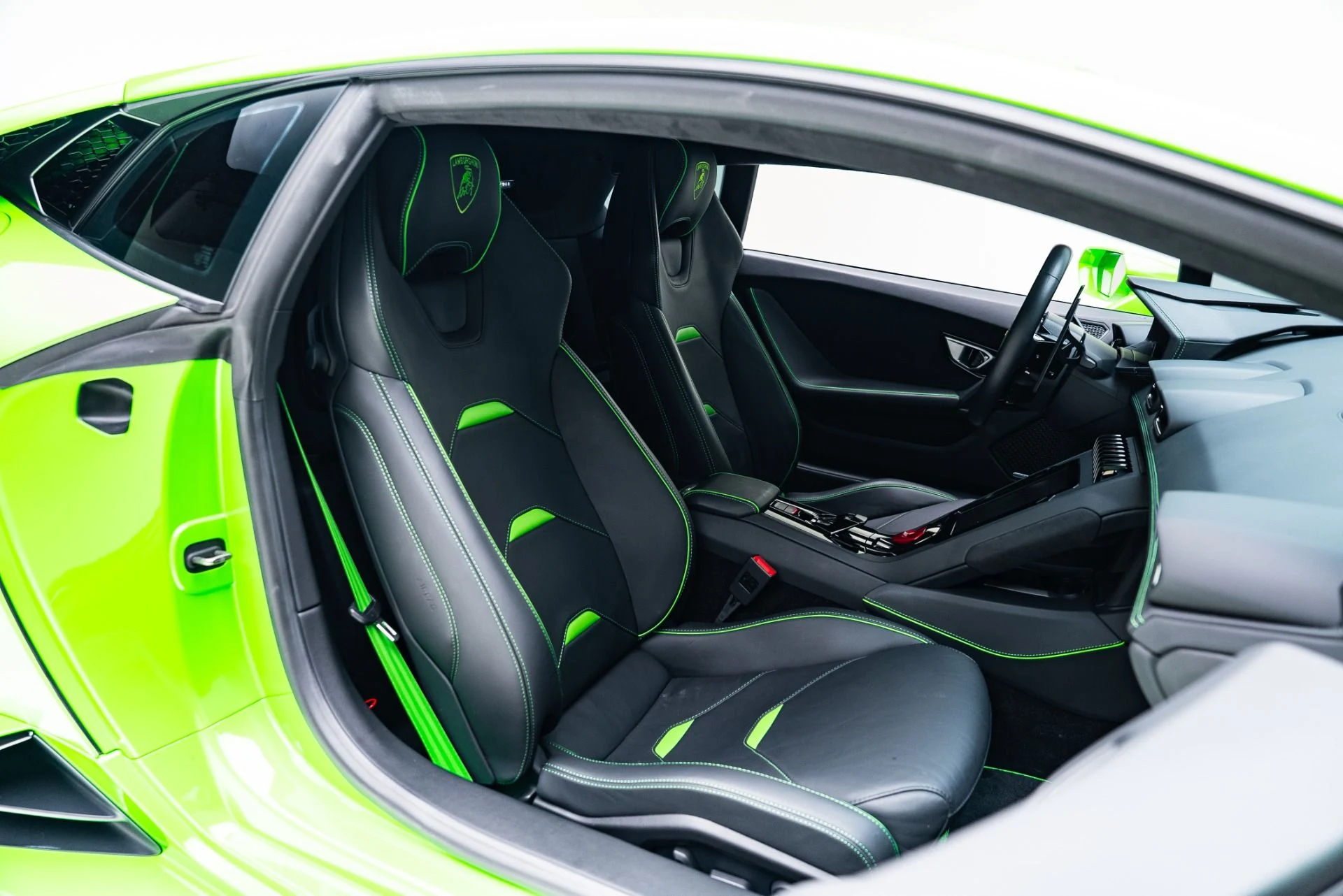 mph032_4104321398_Used_2023_Lamborghini_Huracan_EVO_1765473015_0501ba8061