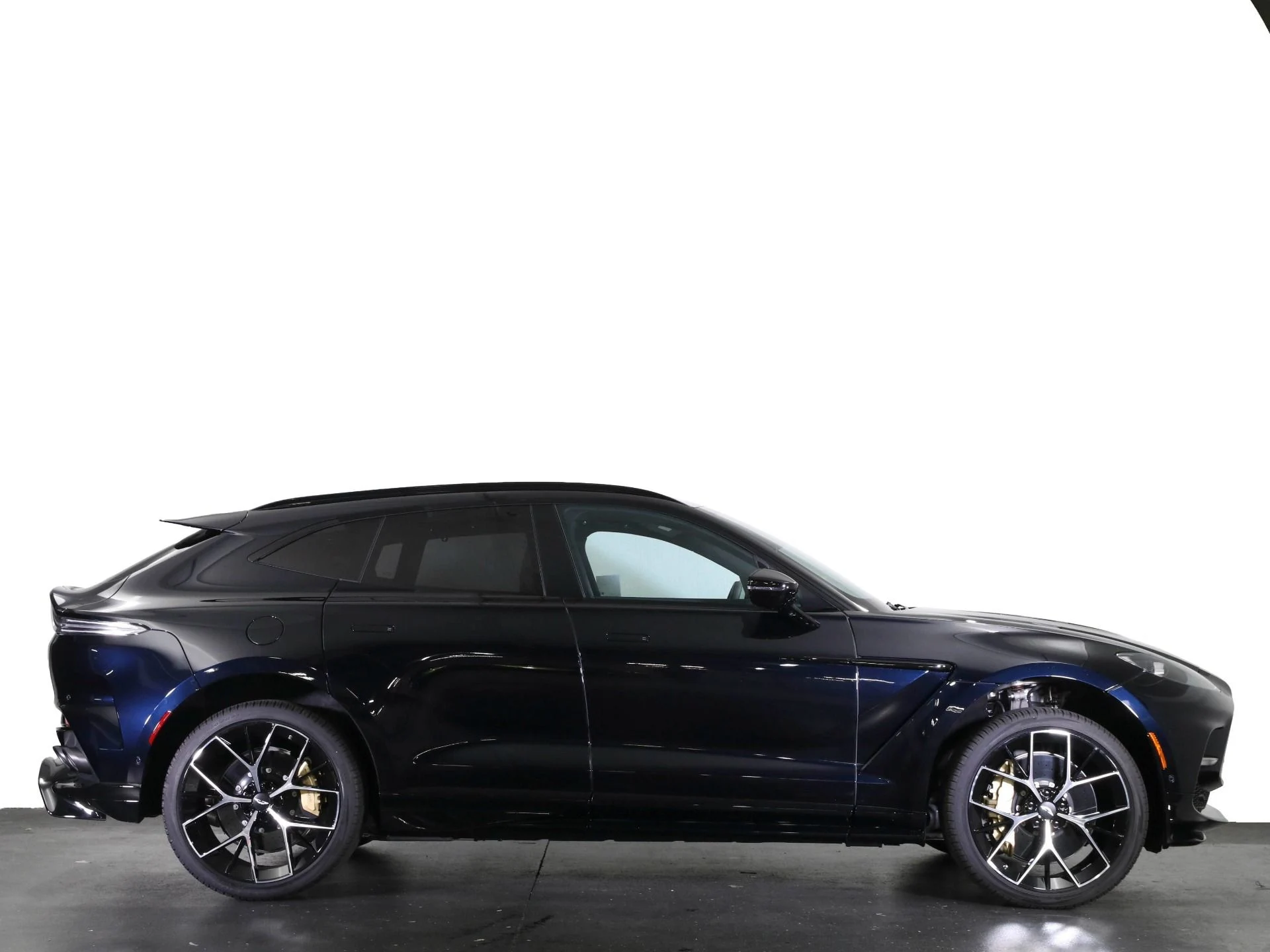 mph032_4121013260_New_2025_Aston_Martin_DBX_707_1768455345_3f55a4e937