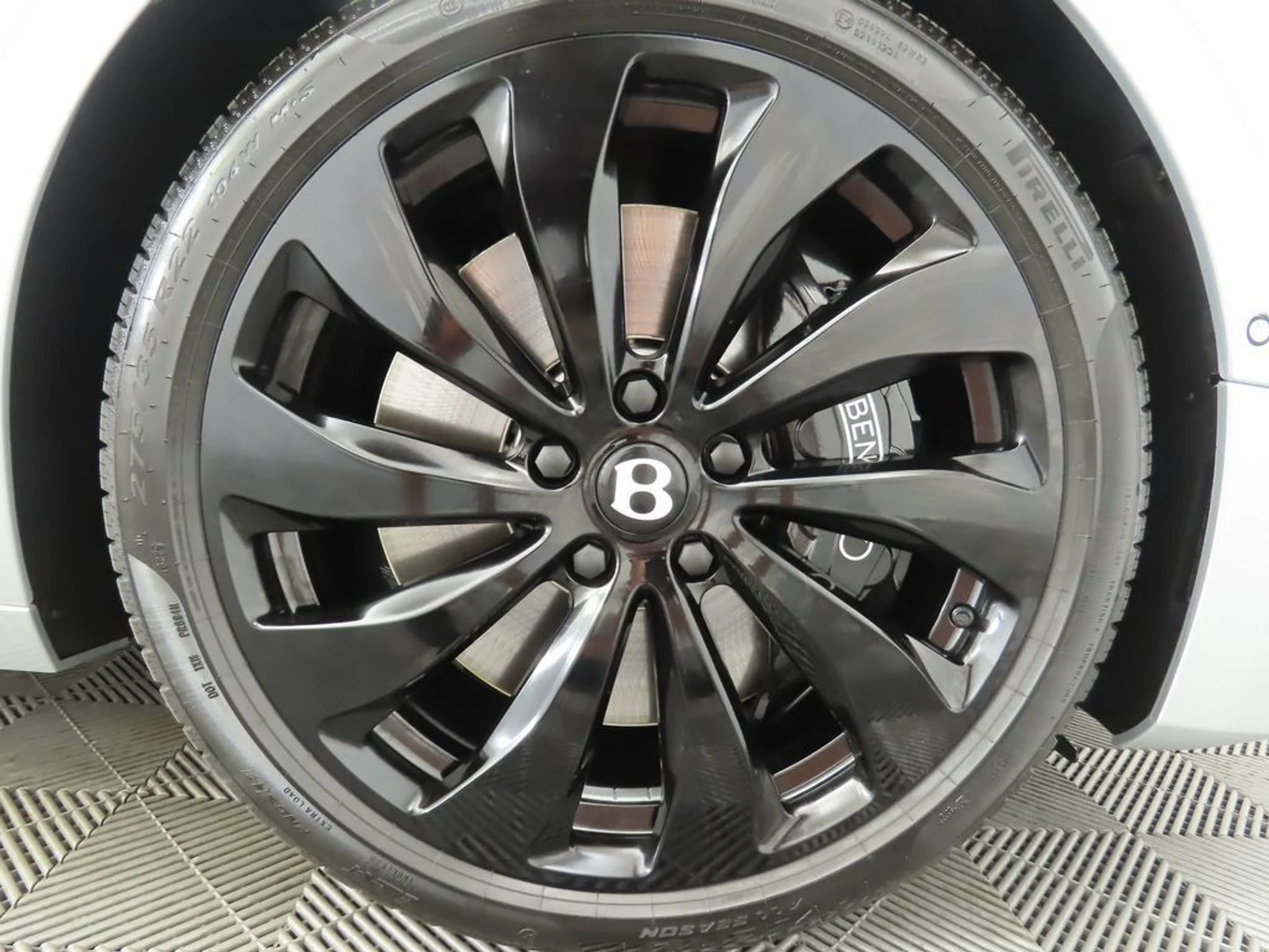 mph032_4124537803_new_2025_bentley_flying_spur_blackeditionsedan_8119_22910536_33_1024_94e0b95c3c