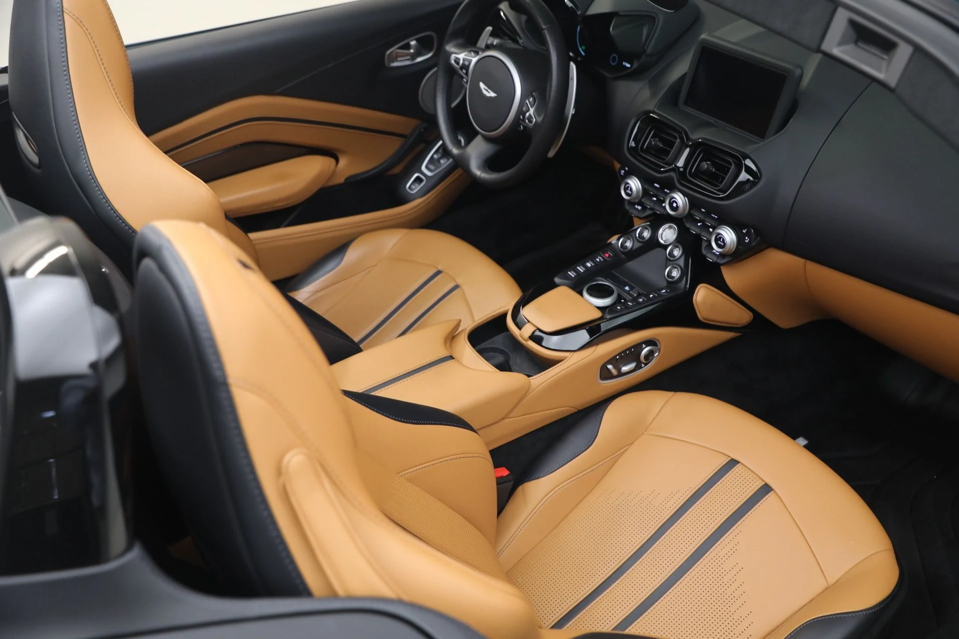 mph032_4149549010_Used_2023_Aston_Martin_Vantage_V8_1791917169_6ea3925888