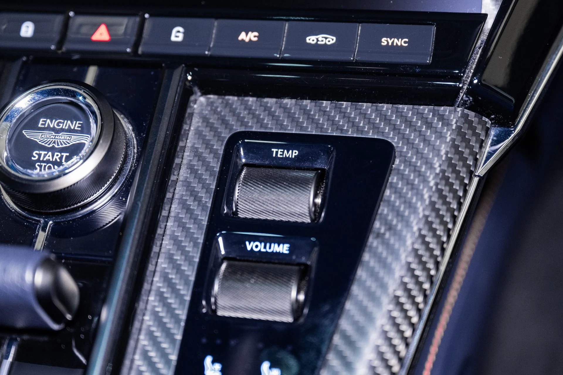 mph032_422927146_Used_2025_Aston_Martin_Vantage_1754335114_024091226b