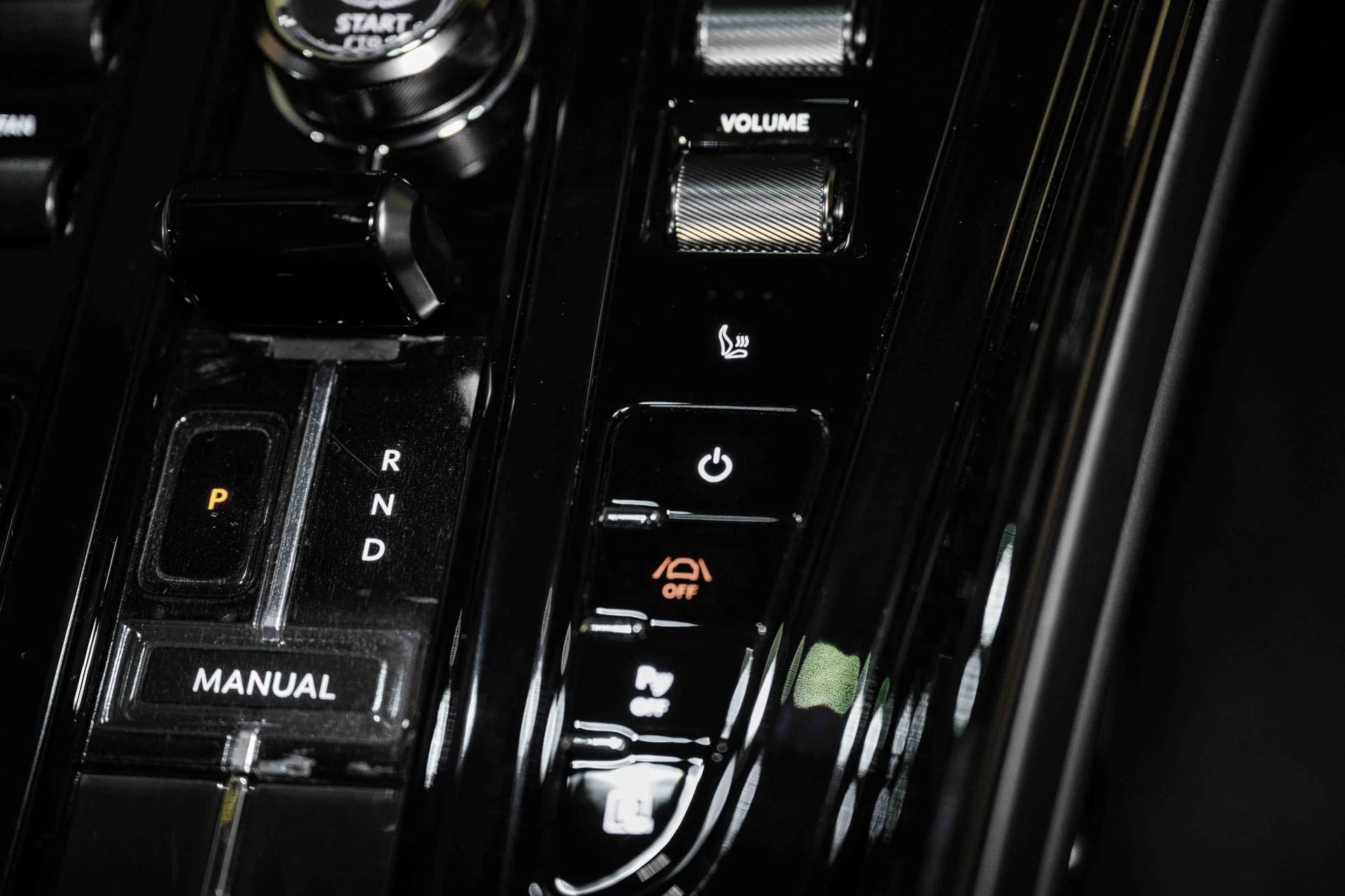 mph032_4241558637_Used_2025_Aston_Martin_DB_12_Coupe_1724764101_7020ec2cf7