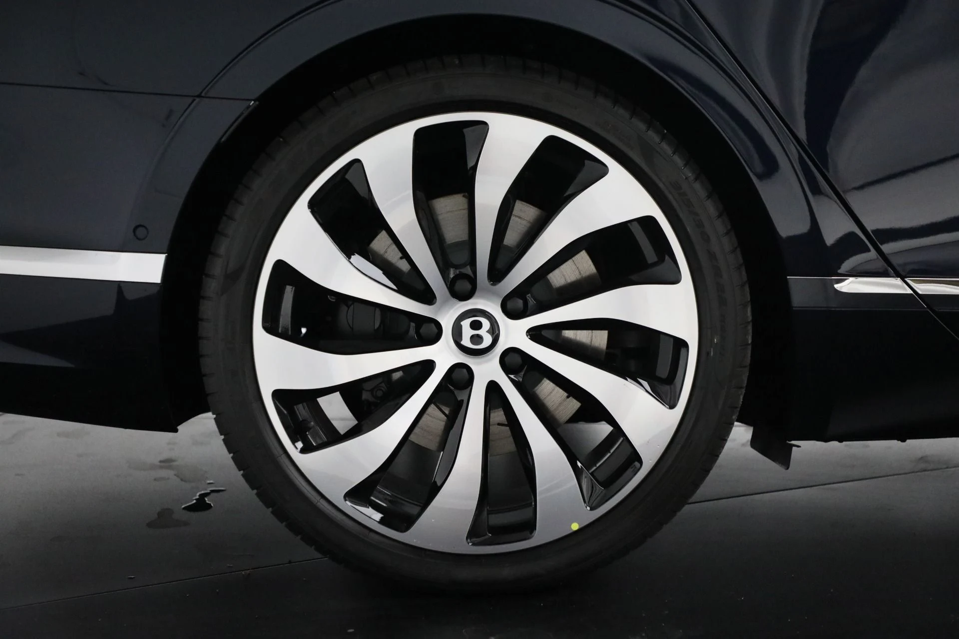 mph032_4246867362_New_2024_Bentley_Flying_Spur_Hybrid_Azure_9554d7b009