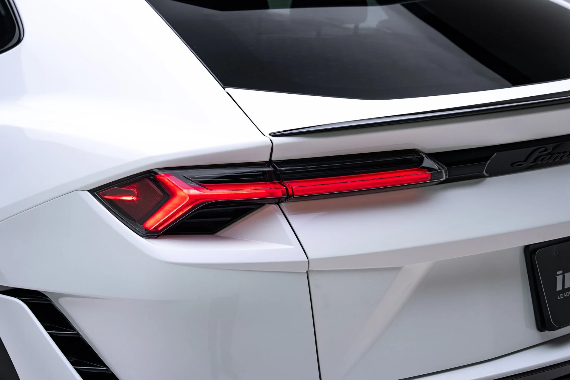 mph032_4271946170_Used_2023_Lamborghini_Urus_S_1776203789_ebc1f4802d