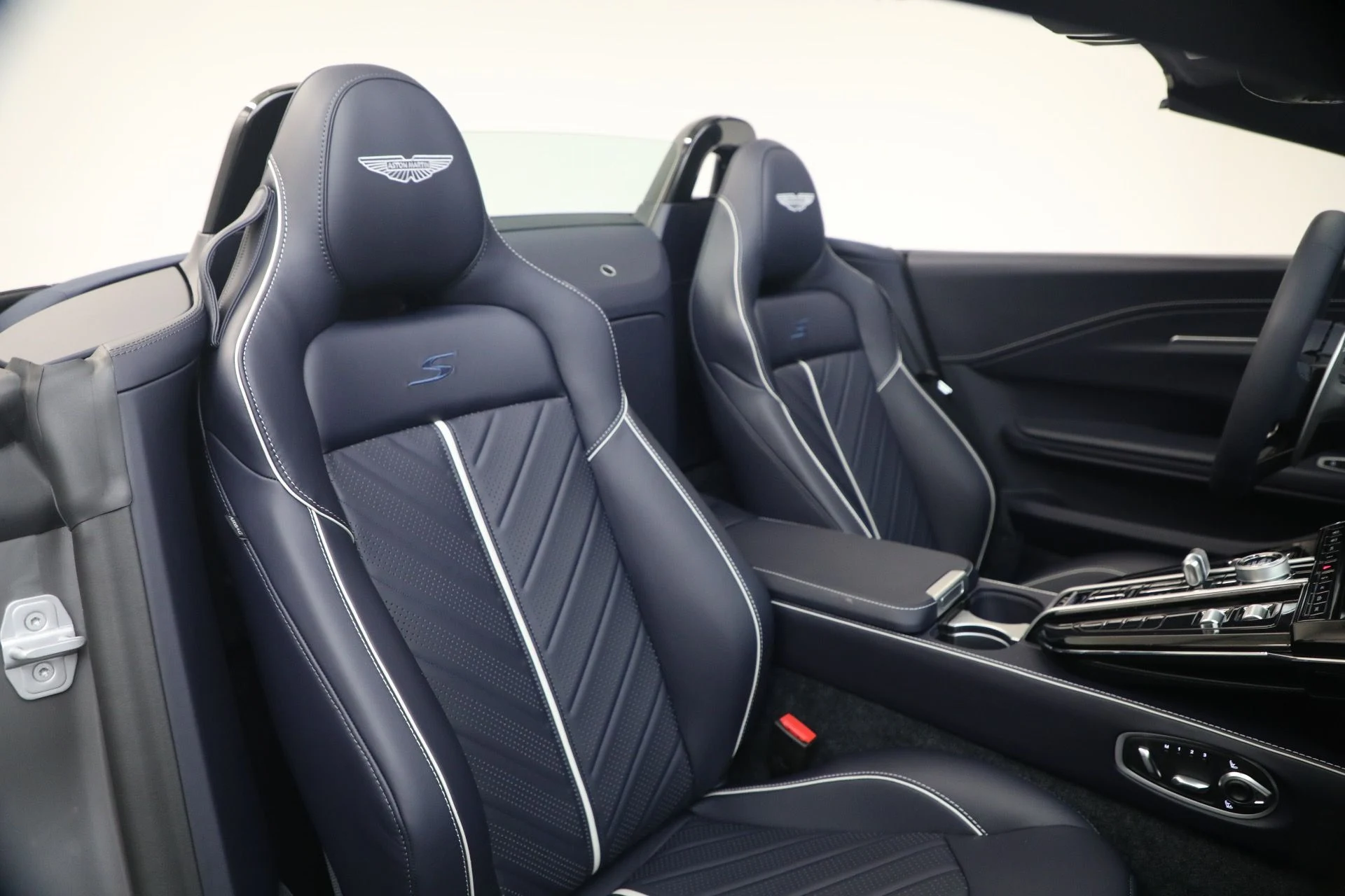 mph032_4292930724_New_2026_Aston_Martin_Vantage_S_Roadster_1786132821_131d1d9fbd