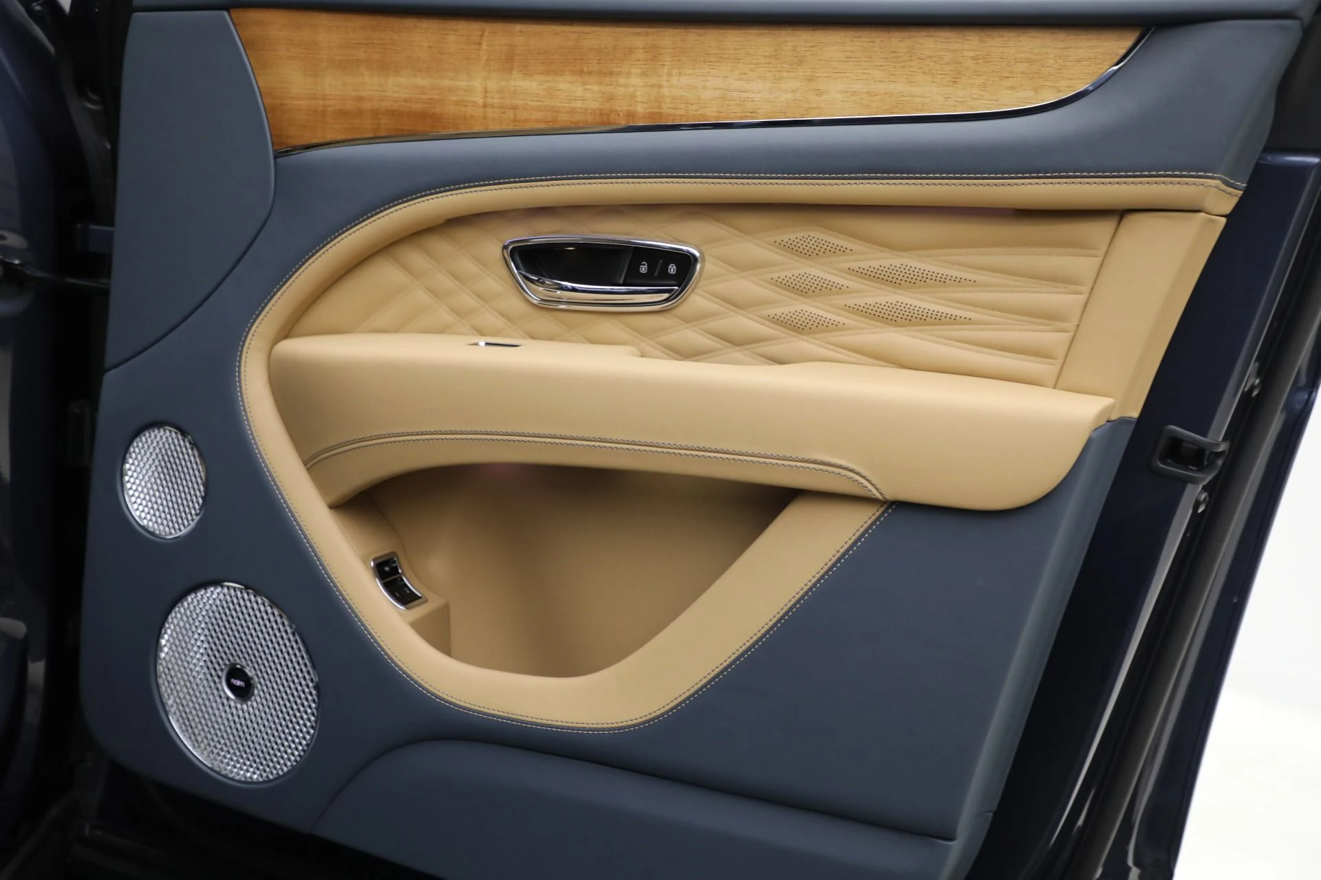 mph032_446090517_New_2025_Bentley_Bentayga_EWB_Azure_V8_4ae6155fa6
