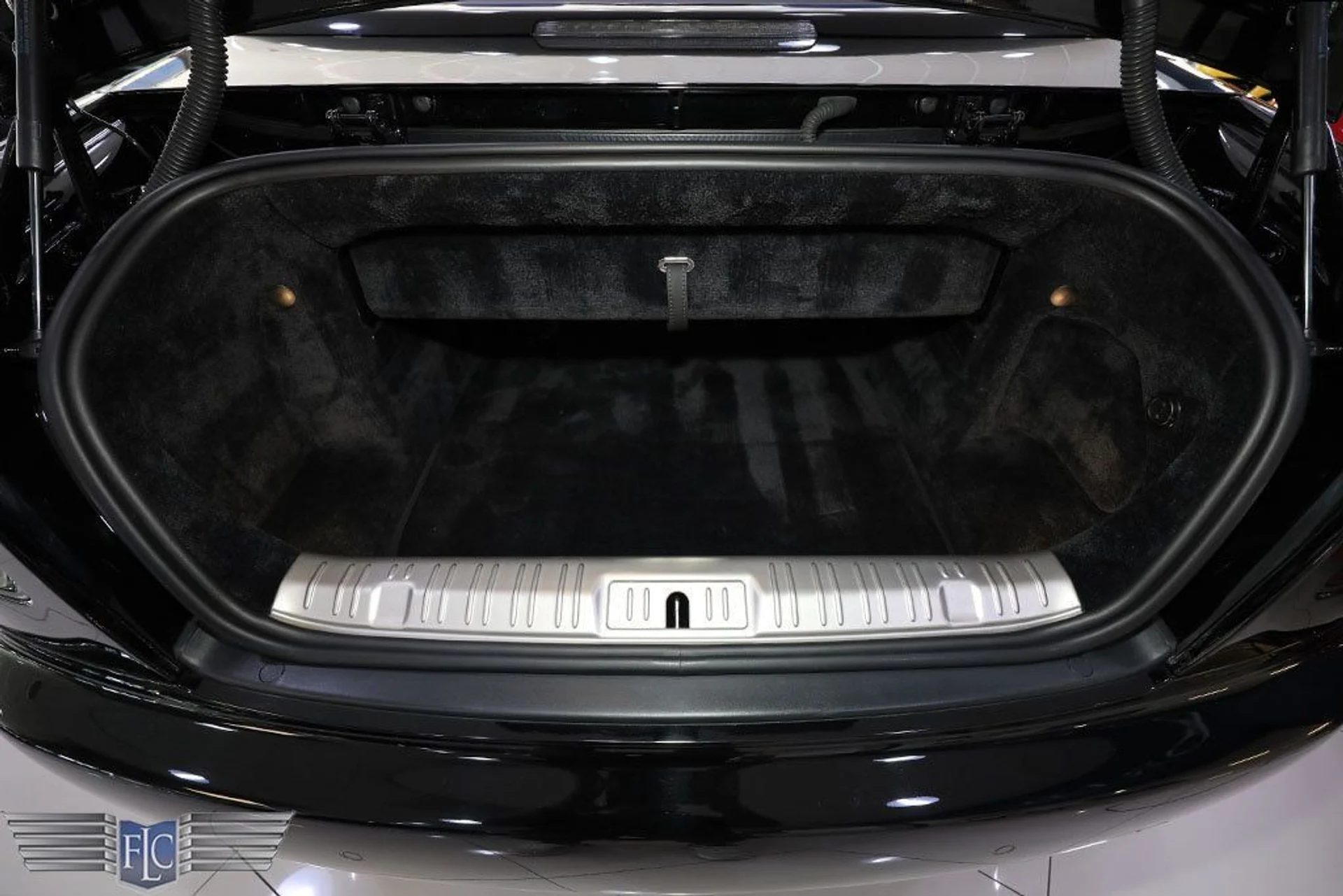 mph032_448415959_used_2018_rolls_royce_dawn_blackbadgeconvertible_6305_22965393_33_1024_509a5c6cb7