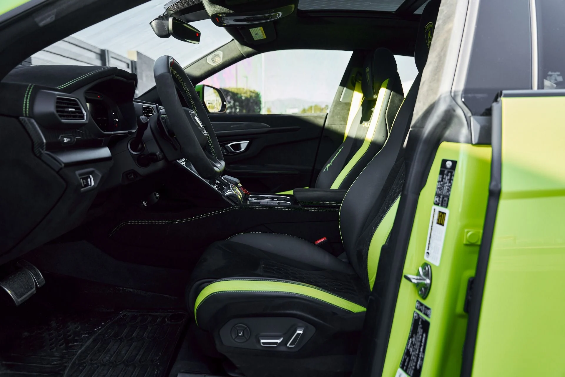 mph032_463876372_Used_2024_Lamborghini_Urus_Performante_1771724627_56dc1ef482