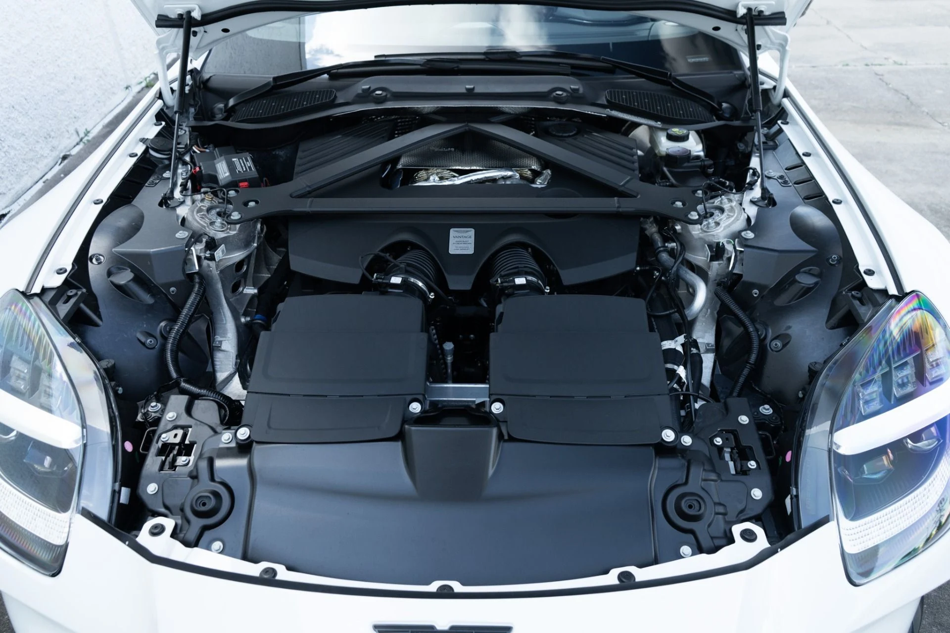 mph032_534349863_Used_2025_Aston_Martin_Vantage_1778624403_9418355497