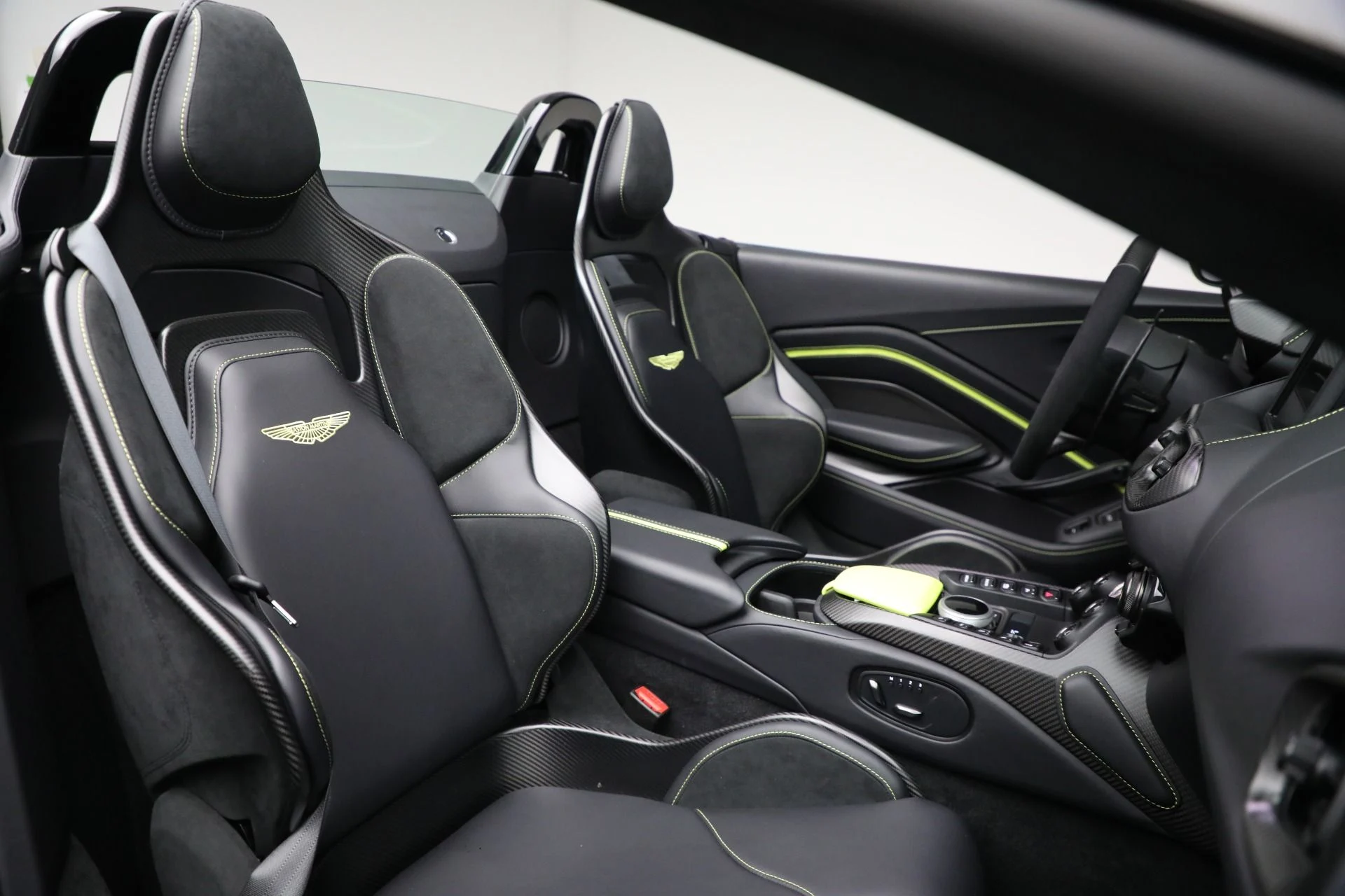 mph032_548882739_Used_2023_Aston_Martin_Vantage_V12_97fff93153