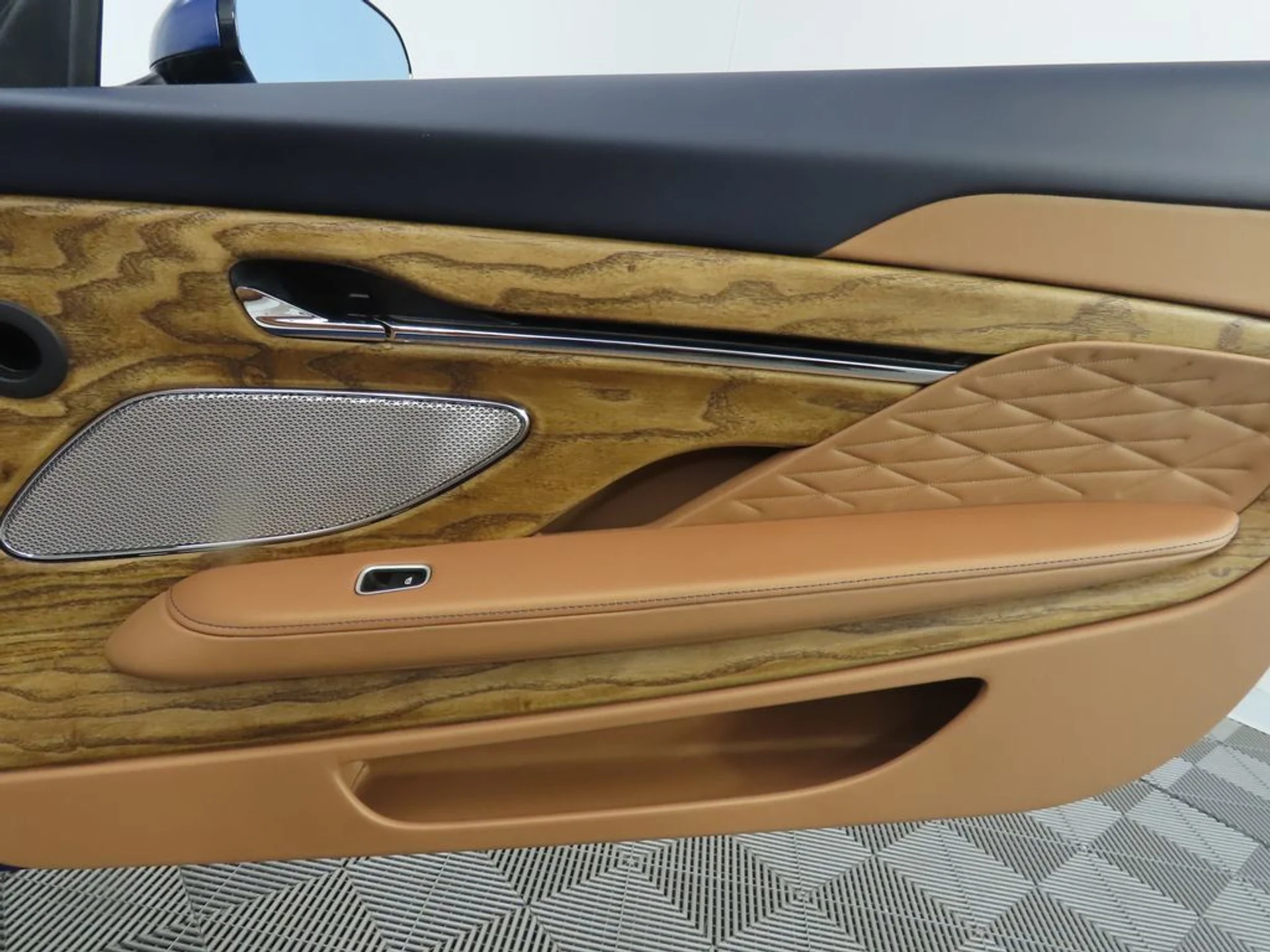 mph032_551770796_used_2026_aston_martin_db12_volante_8119_23037586_33_1024_8e5272c044