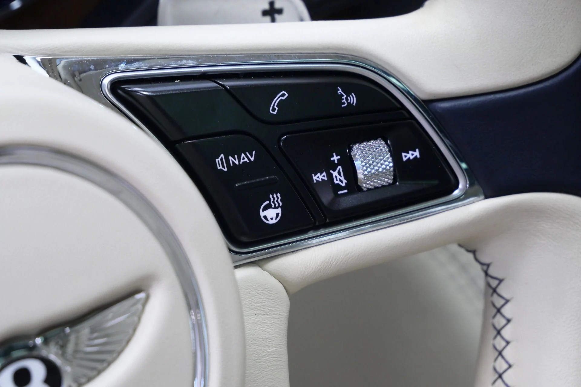 mph032_570285085_Used_2018_Bentley_Bentayga_Onyx_Edition_W12_Touring_Specification_Front_Seat_Comfort_Specification_1772647427_4a473235ee