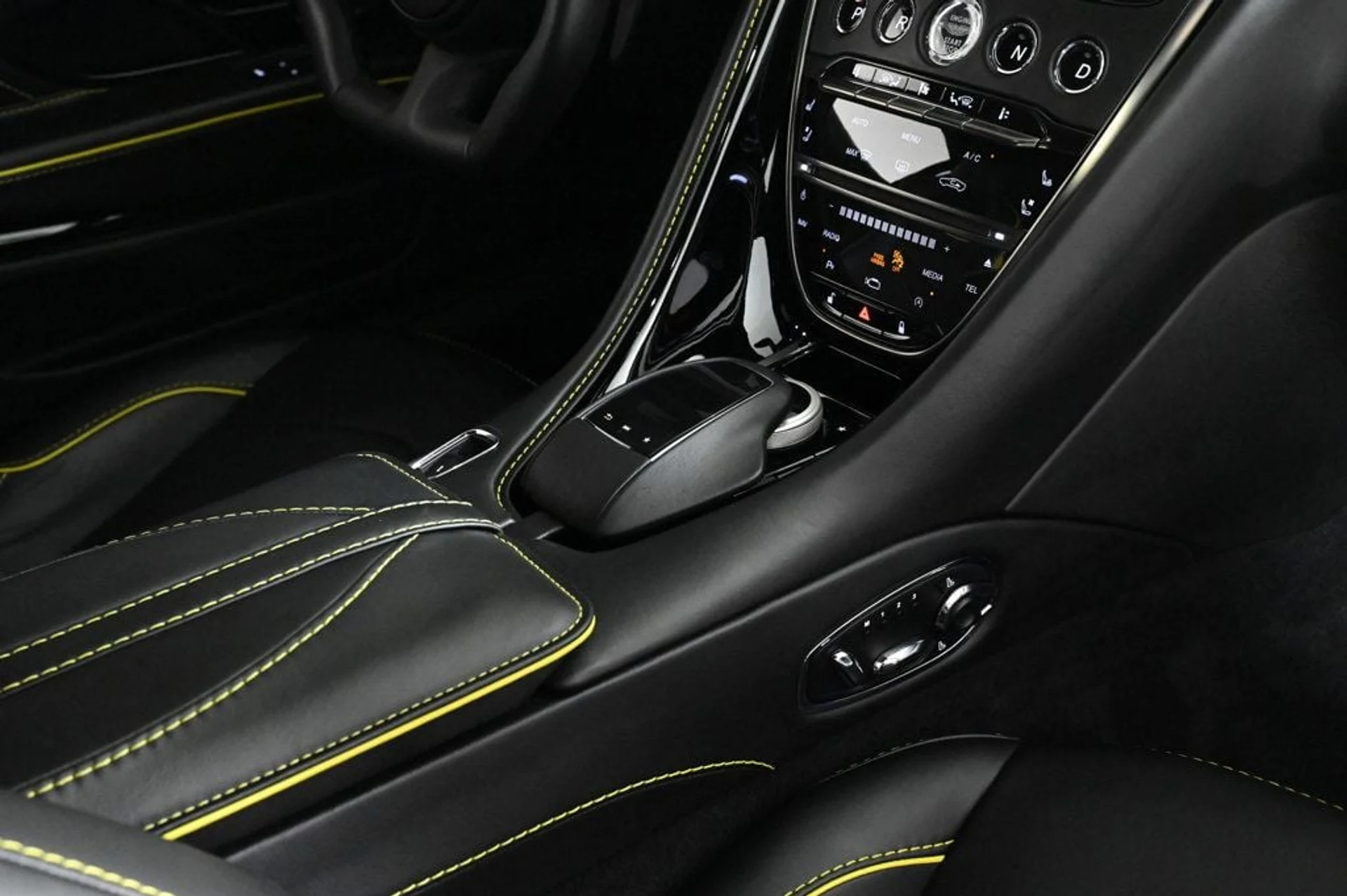 mph032_59006274_used_2021_aston_martin_dbs_superleggera_11350_22941074_32_1024_cc377897e8