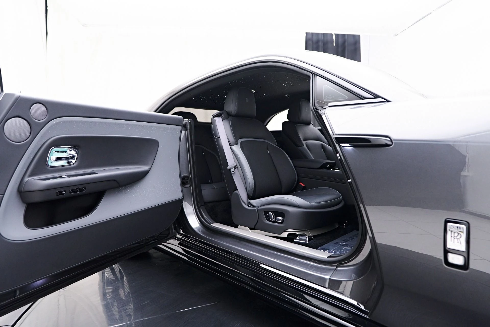 mph032_620825282_Used_2025_Rolls_Royce_Spectre_1755107741_54fff604e6