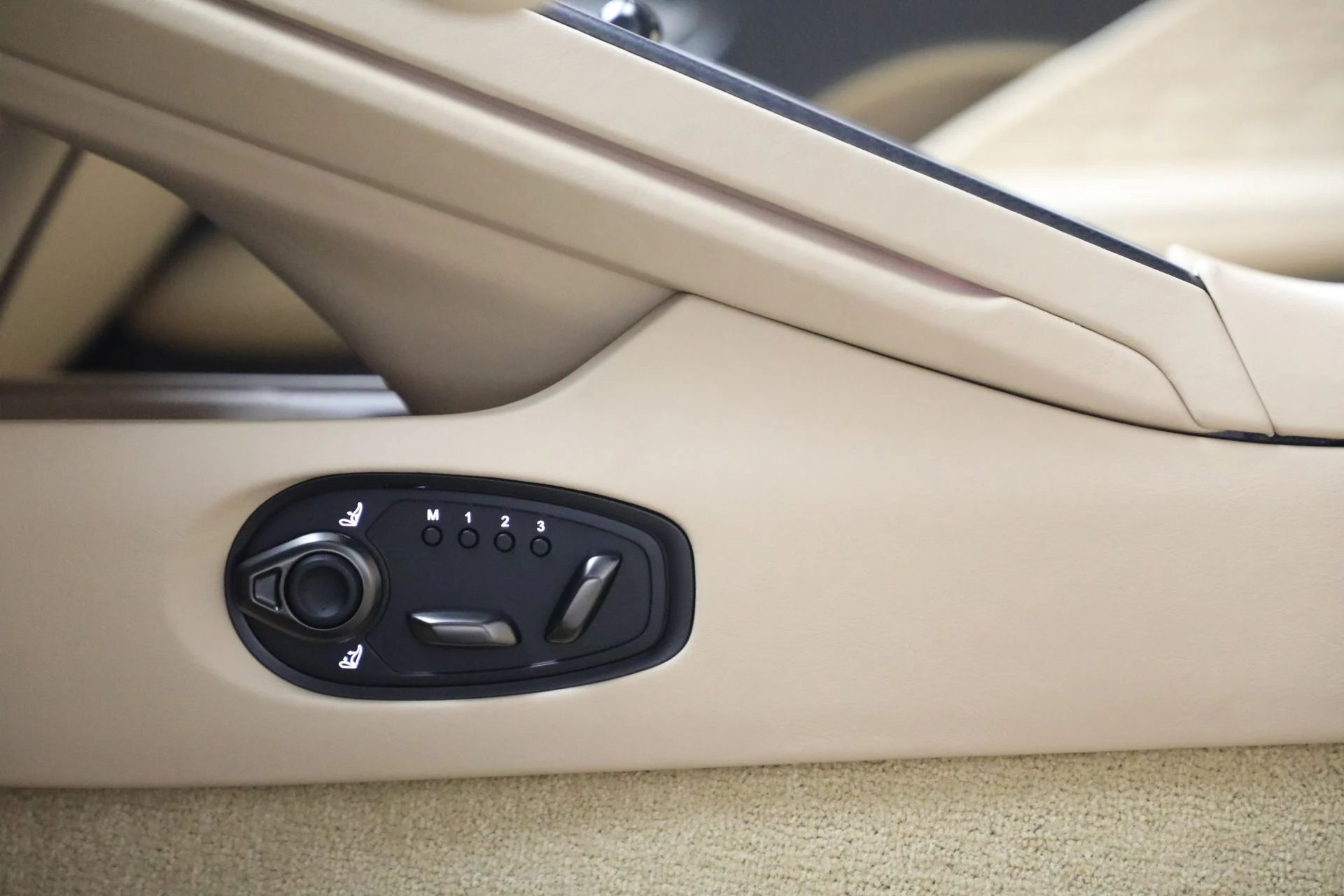 mph032_623735427_New_2025_Aston_Martin_DB_12_Volante_41f16873eb