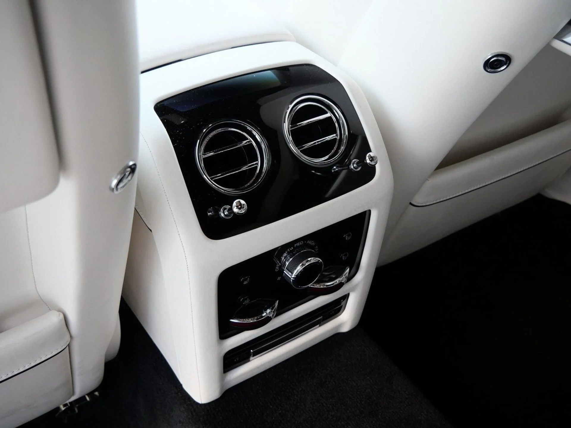 mph032_637561942_230bab088a0126fa46c6efa4b1575324x_1343fae237