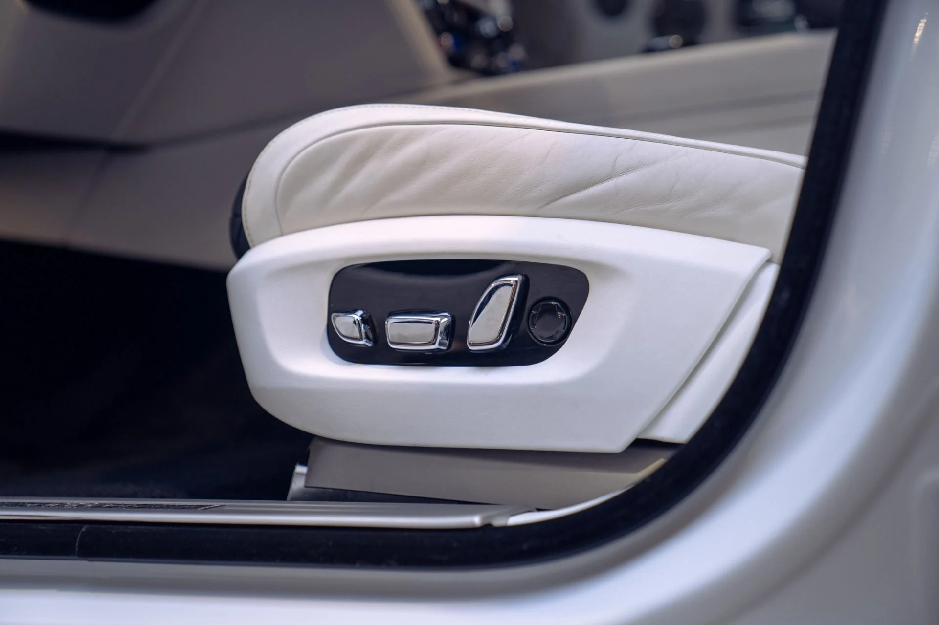 mph032_690434946_Used_2022_Rolls_Royce_Black_Badge_Ghost_Rear_Theater_and_Trays_Full_Carbon_Interior_Package_1790797785_98aca7f35a