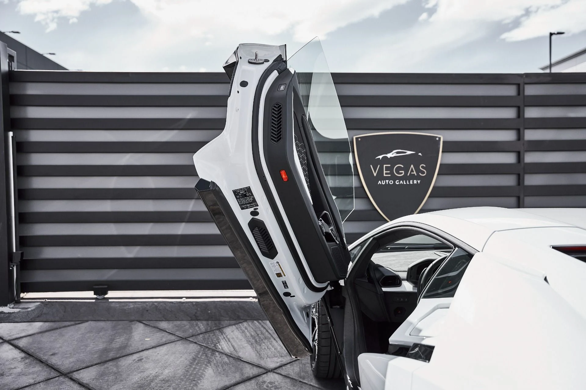 mph032_702000169_Used_2026_Lamborghini_Revuelto_Base_1777078398_a83221401d