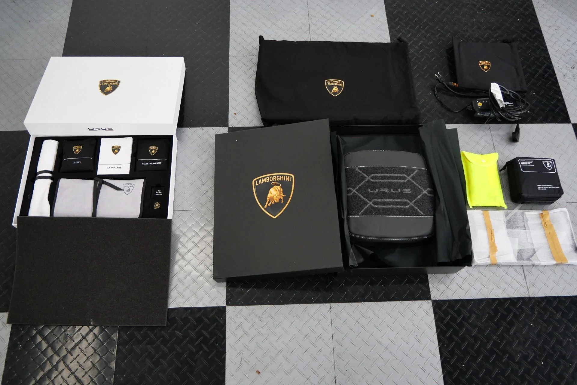 mph032_726964287_Used_2022_Lamborghini_Urus_23_Inch_Wheels_Two_Tone_Interior_Bang_and_Olufsen_Audio_1775677581_79c4f196ef