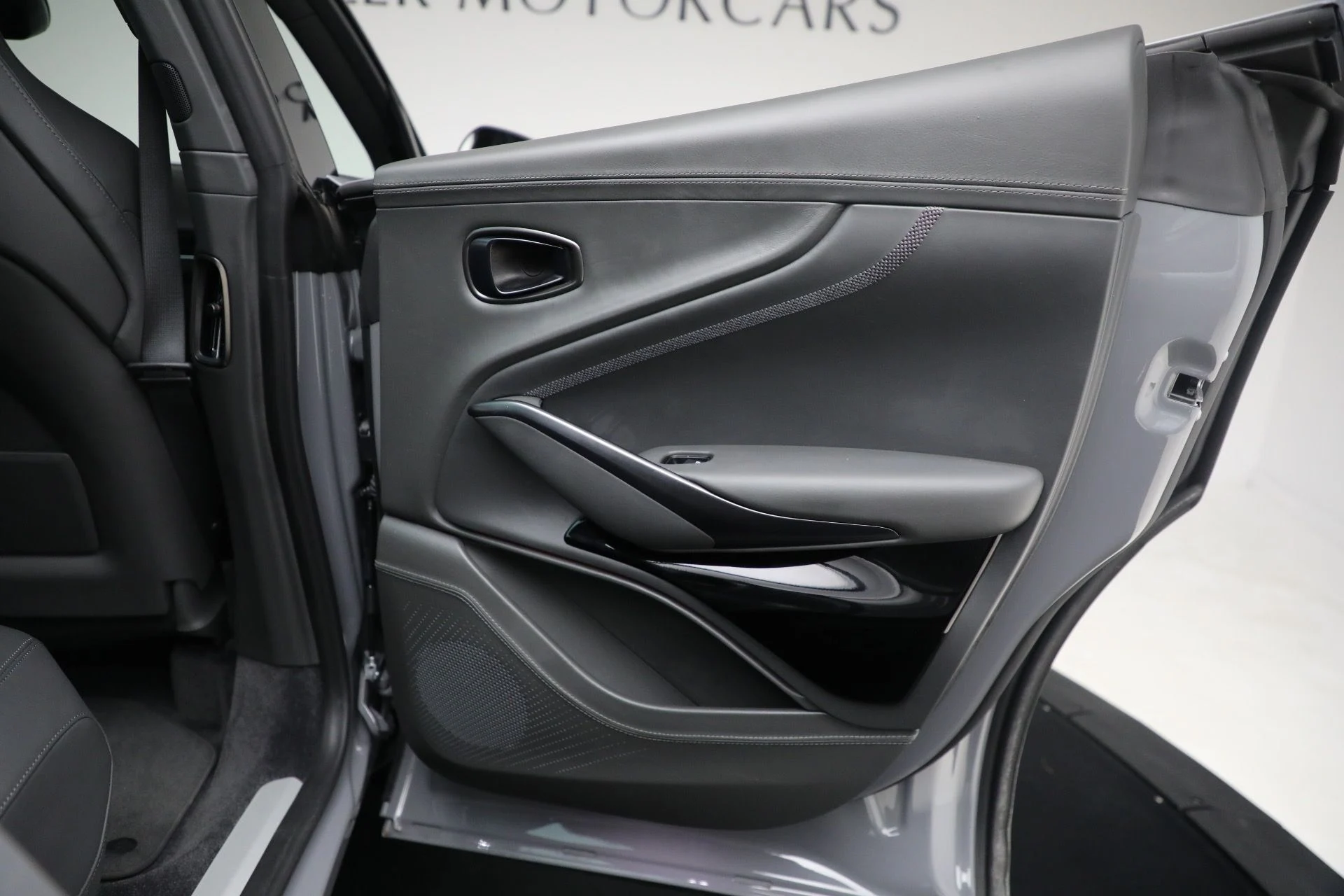 mph032_759051846_New_2025_Aston_Martin_DBX_707_1762018439_cdba40032f