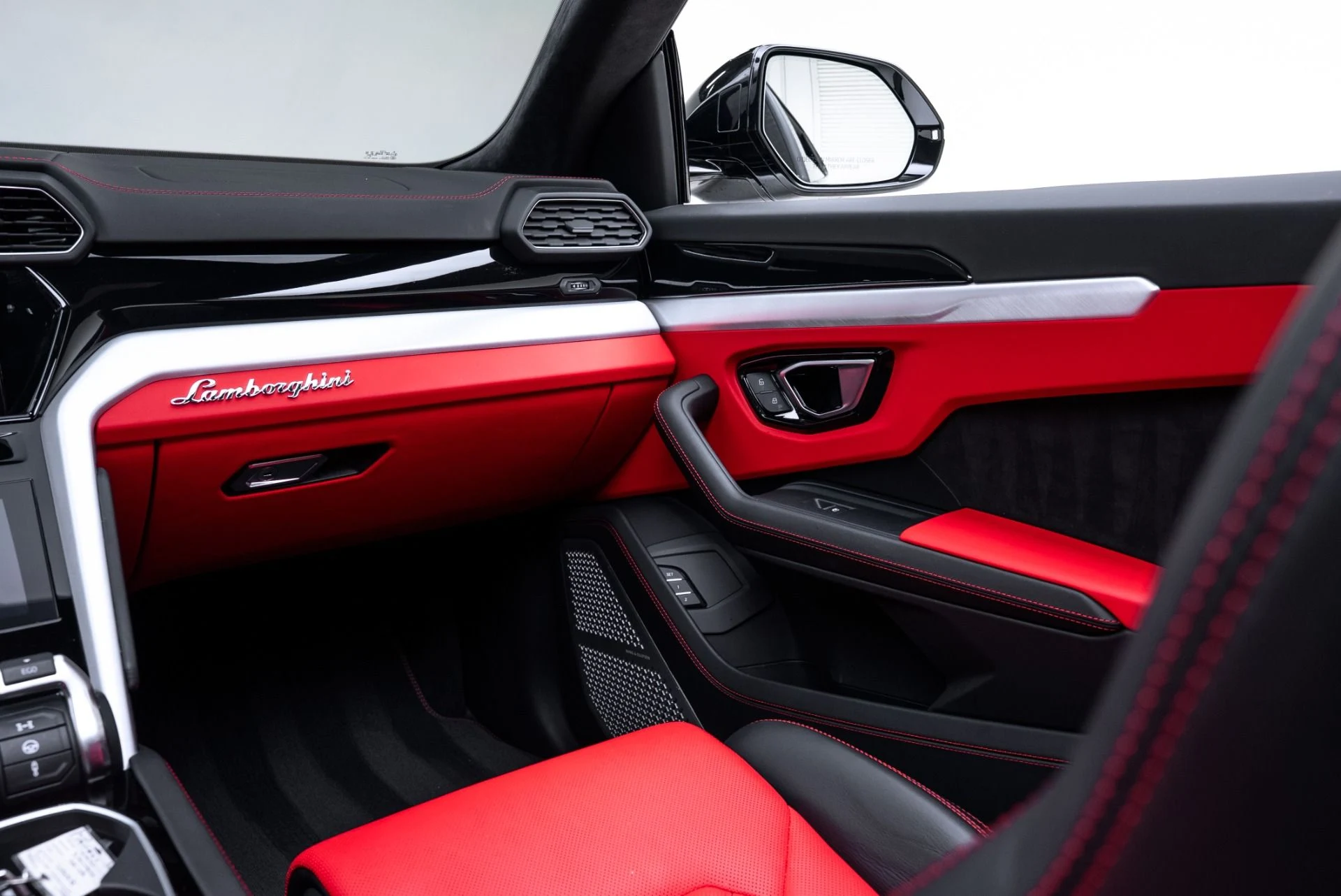 mph032_830395485_Used_2021_Lamborghini_Urus_1775759137_183c452a14