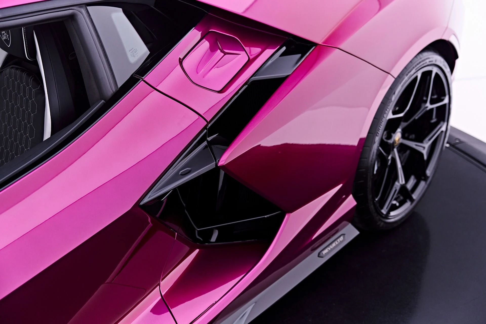 mph032_837121086_Used_2025_Lamborghini_Revuelto_Base_1782965043_5a8ffe56a9