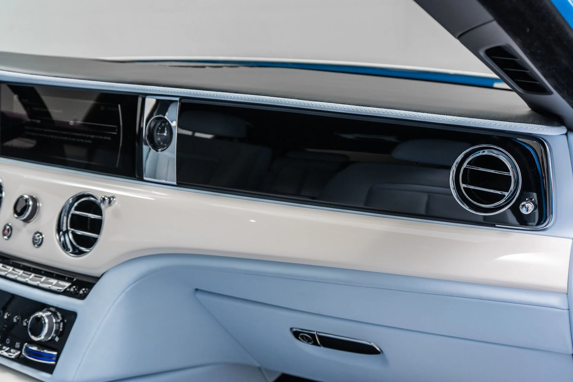 mph032_84255025_Used_2023_Rolls_Royce_Ghost_Special_Order_Color_Commissioned_Collection_Interior_1789680360_1727e05bc3