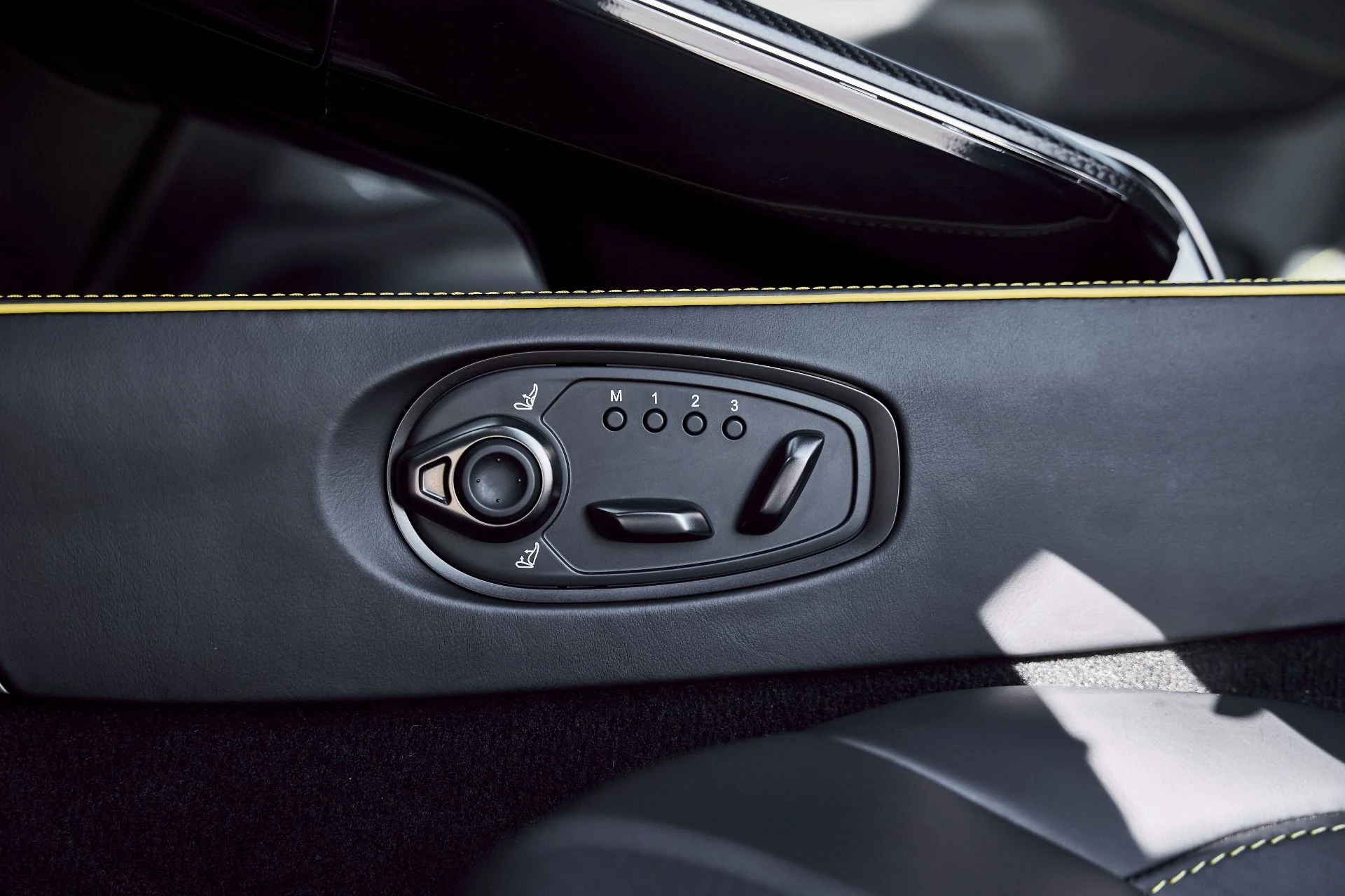 mph032_867514086_Used_2025_Aston_Martin_Vantage_Base_1771099466_ad37f676ad