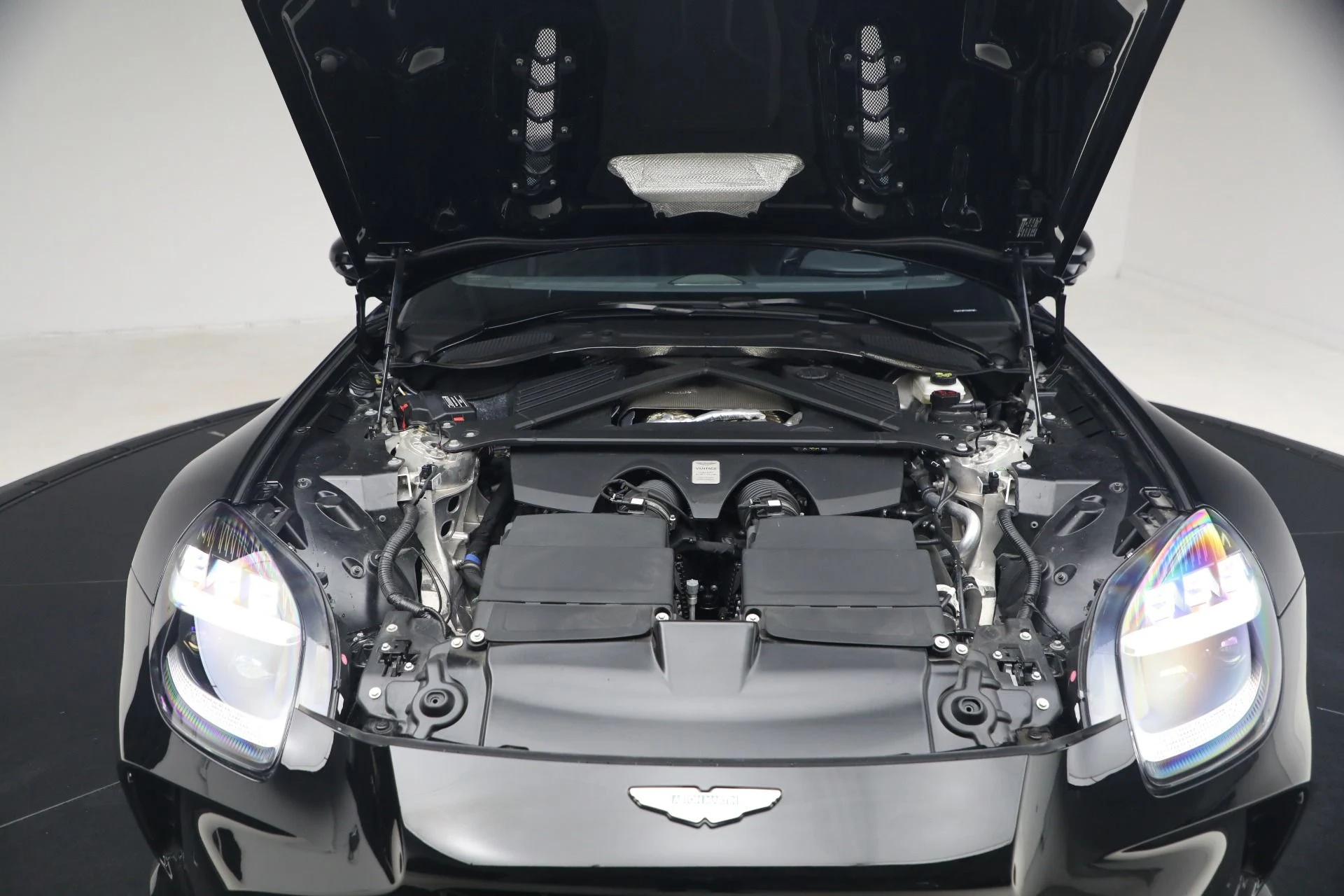 mph032_869060351_Used_2025_Aston_Martin_Vantage_1790186277_0459b71a58