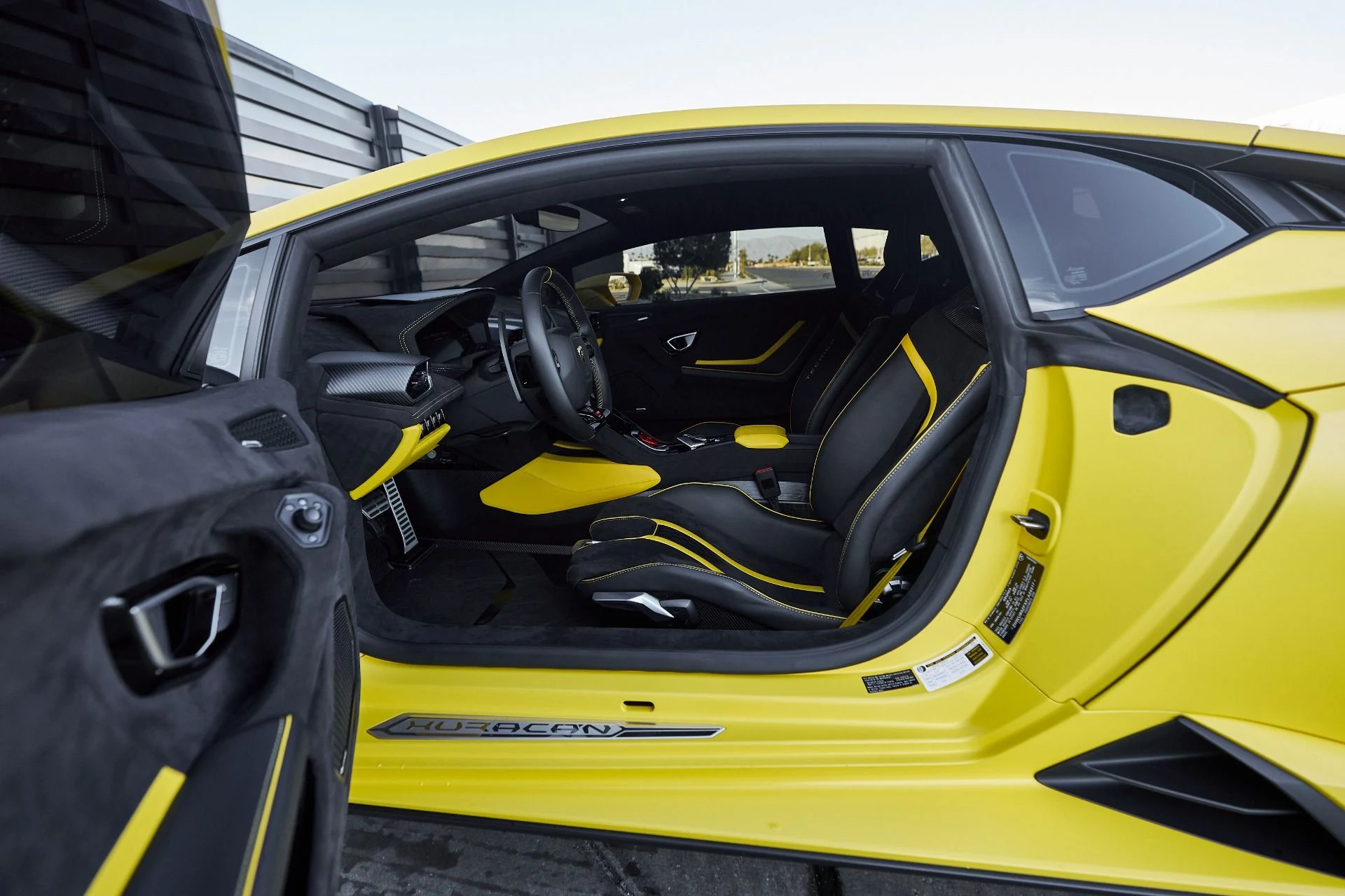 mph032_879967656_Used_2023_Lamborghini_Huracan_Tecnica_Base_1765333513_353938147c