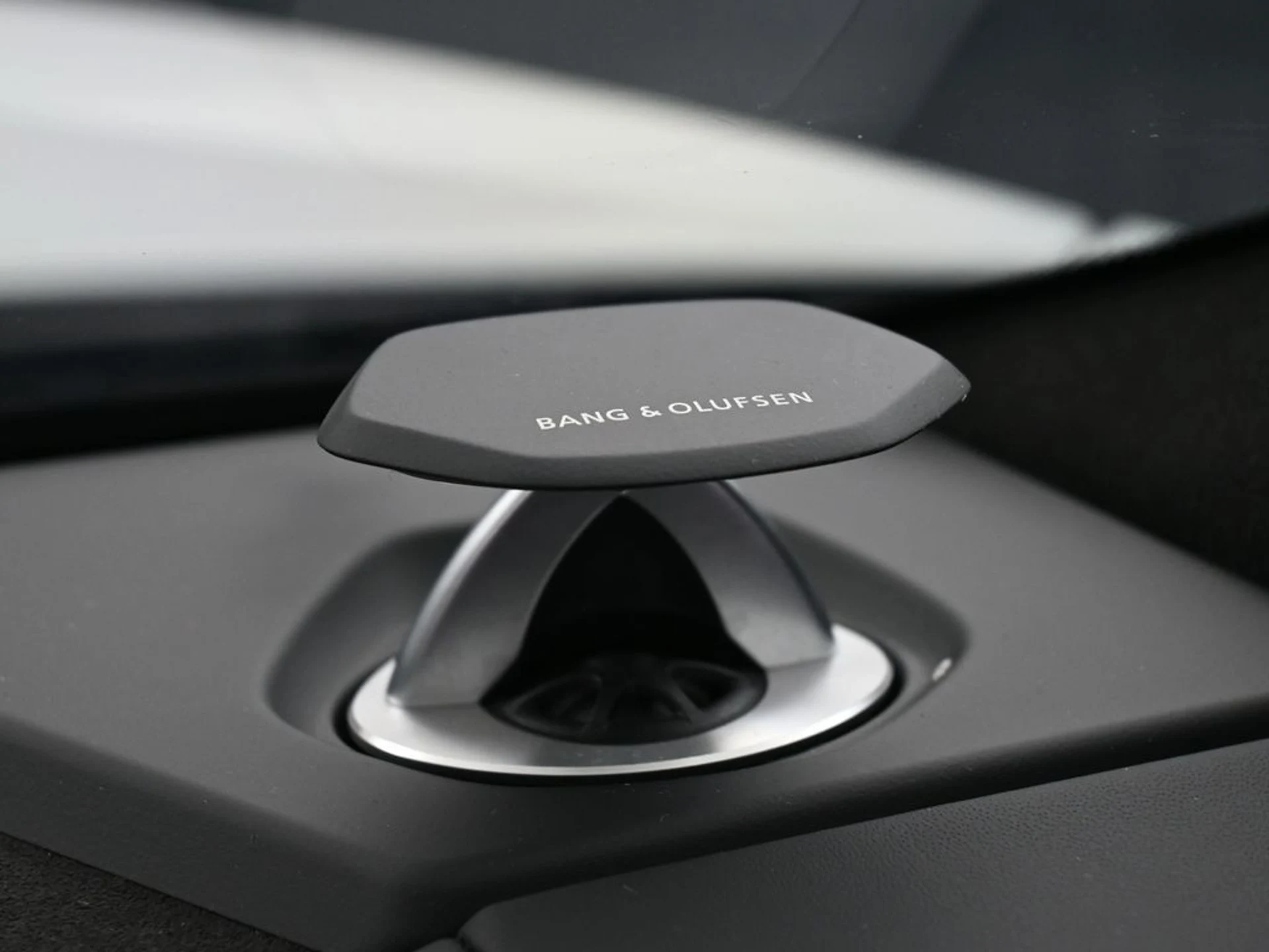 mph032_912216771_image_32_e97aef415e