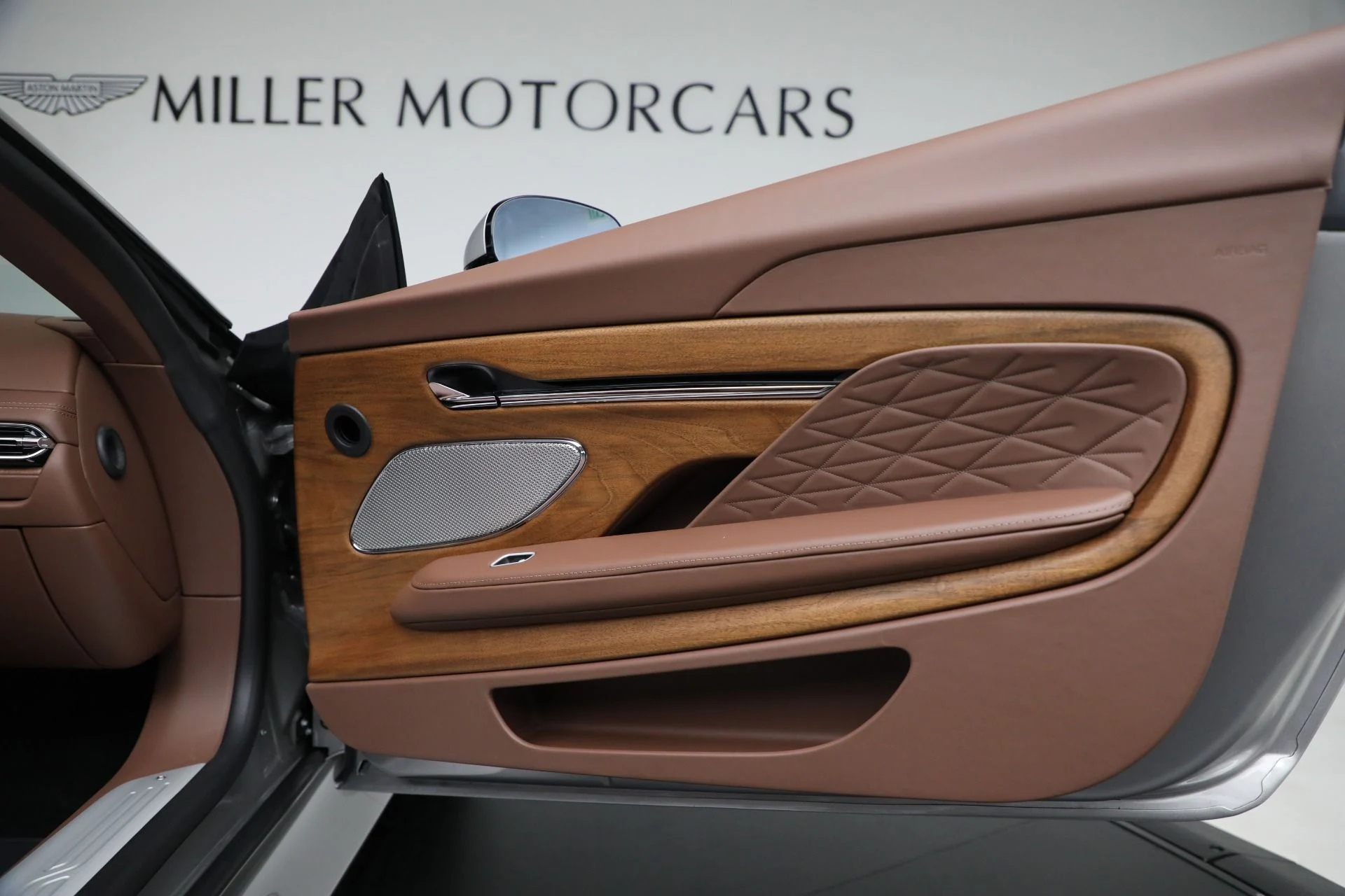 mph032_952525276_New_2026_Aston_Martin_DB_12_Volante_1763416782_69462f981d