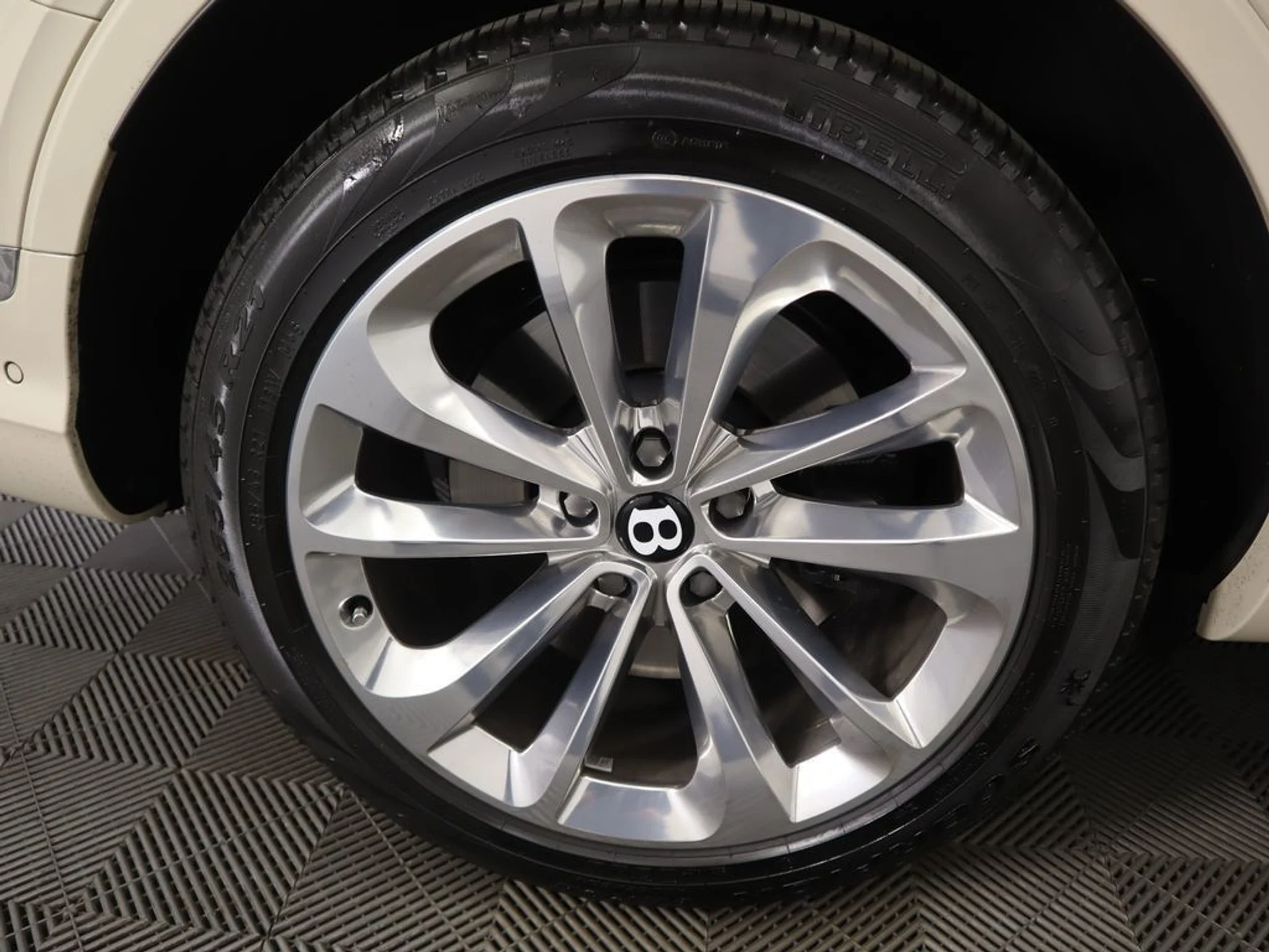 mph032_955899911_used_2023_bentley_bentayga_v8awd_8119_22972993_33_1024_7875d037d0