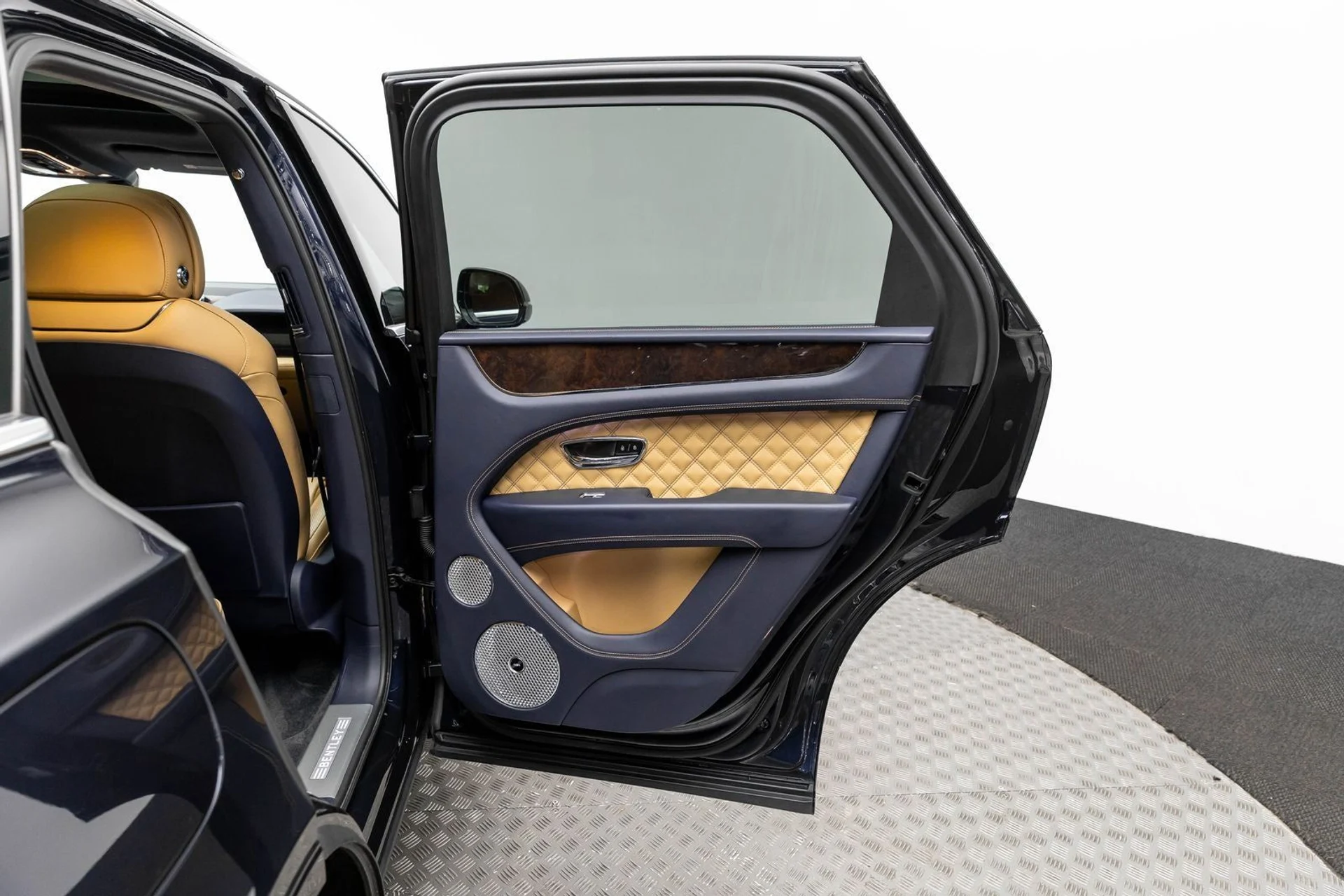 mph032_96236703_33_35ee23095d